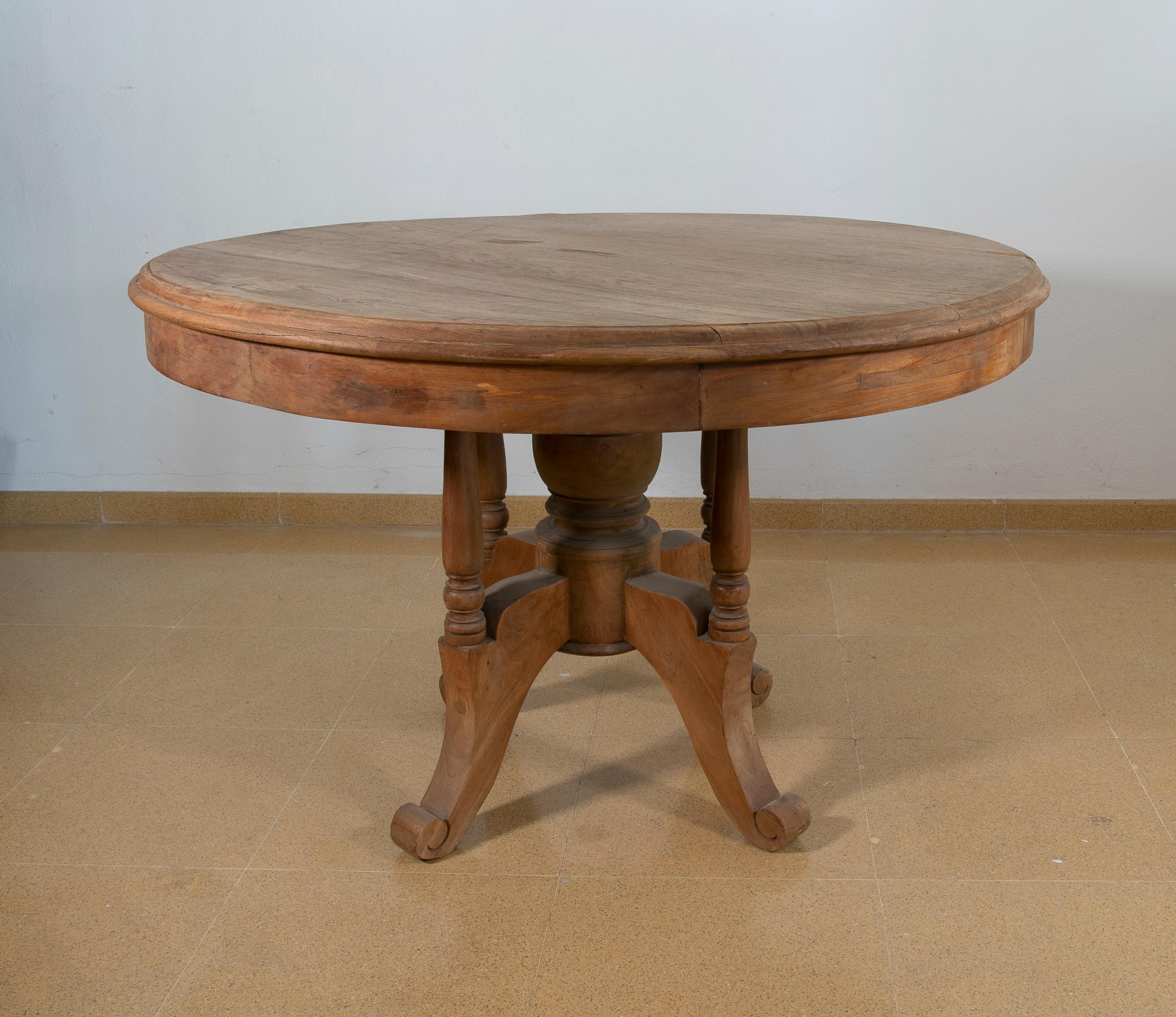 Espagnol Table ronde espagnole en bois de la couleur d'origine avec pieds tournés en vente