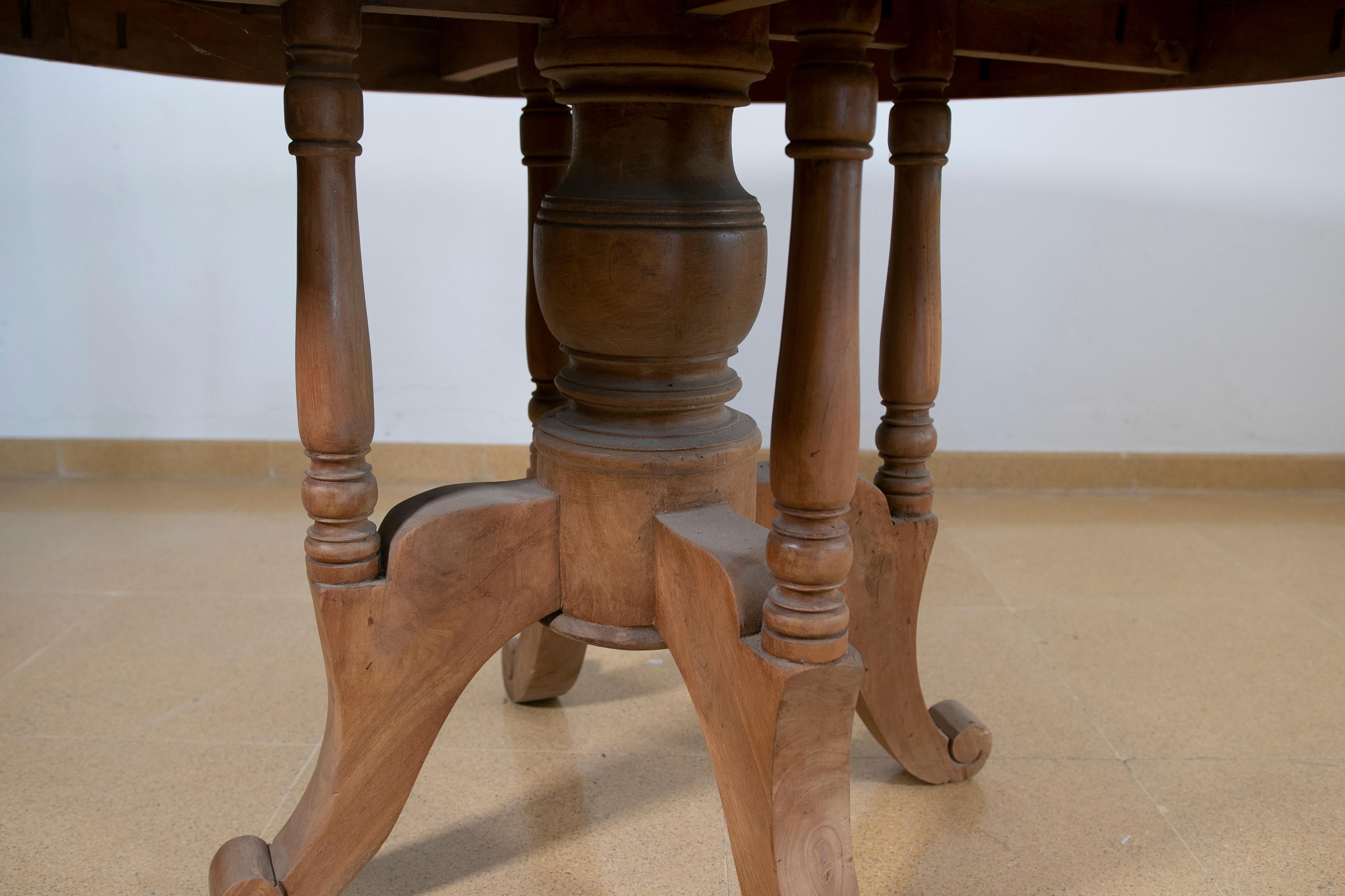 Table ronde espagnole en bois de la couleur d'origine avec pieds tournés Bon état - En vente à Marbella, ES
