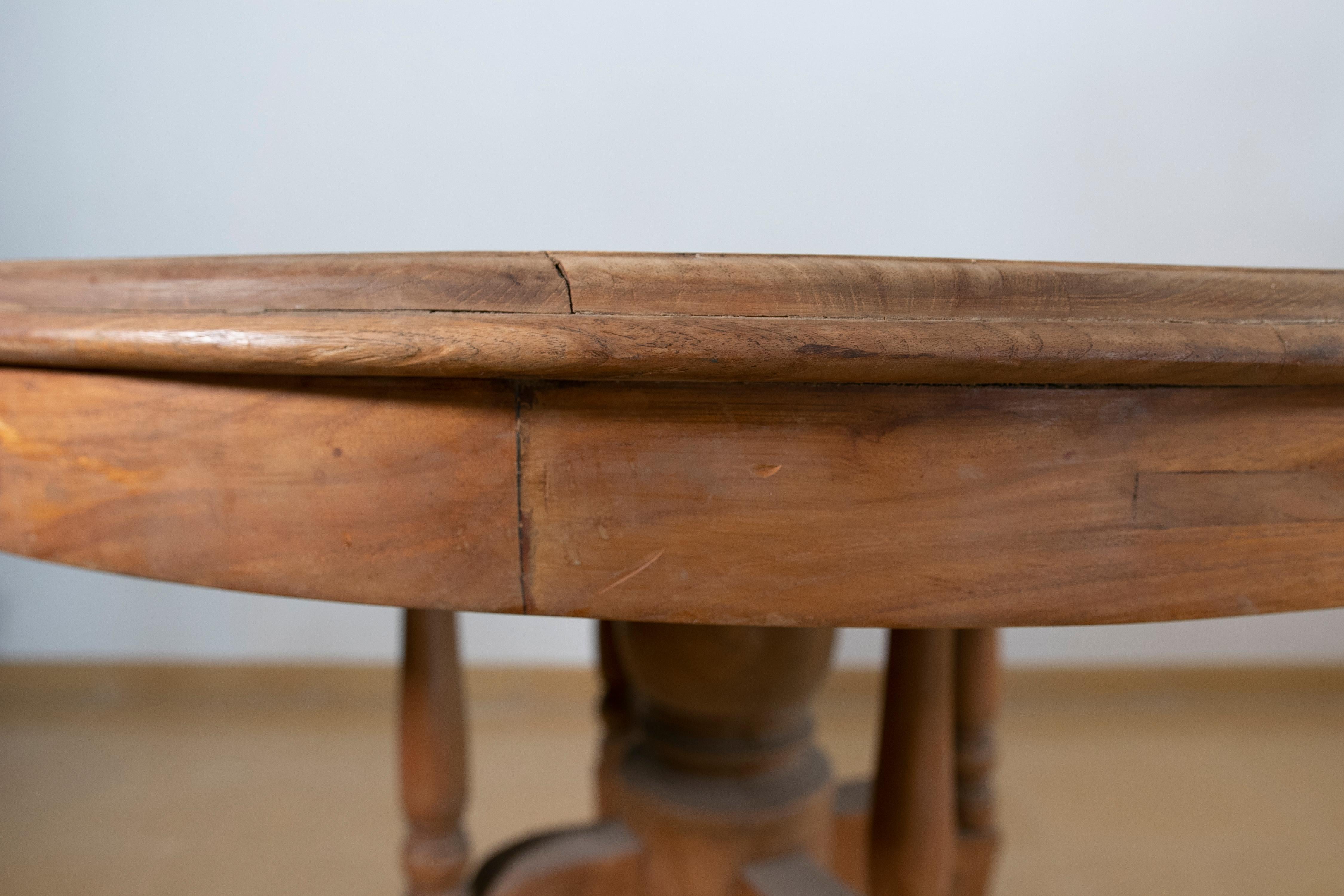 20ième siècle Table ronde espagnole en bois de la couleur d'origine avec pieds tournés en vente