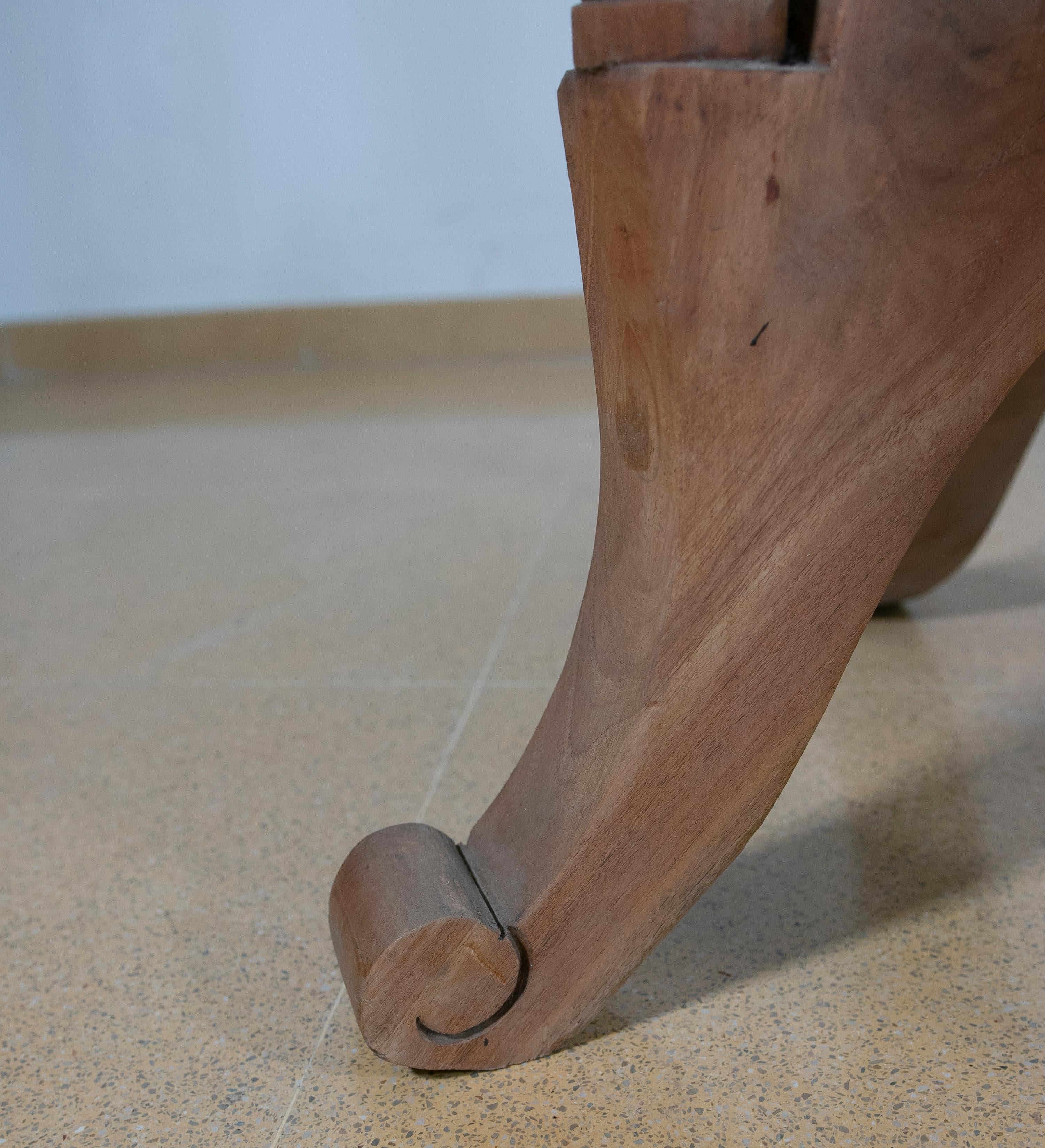 Bois Table ronde espagnole en bois de la couleur d'origine avec pieds tournés en vente