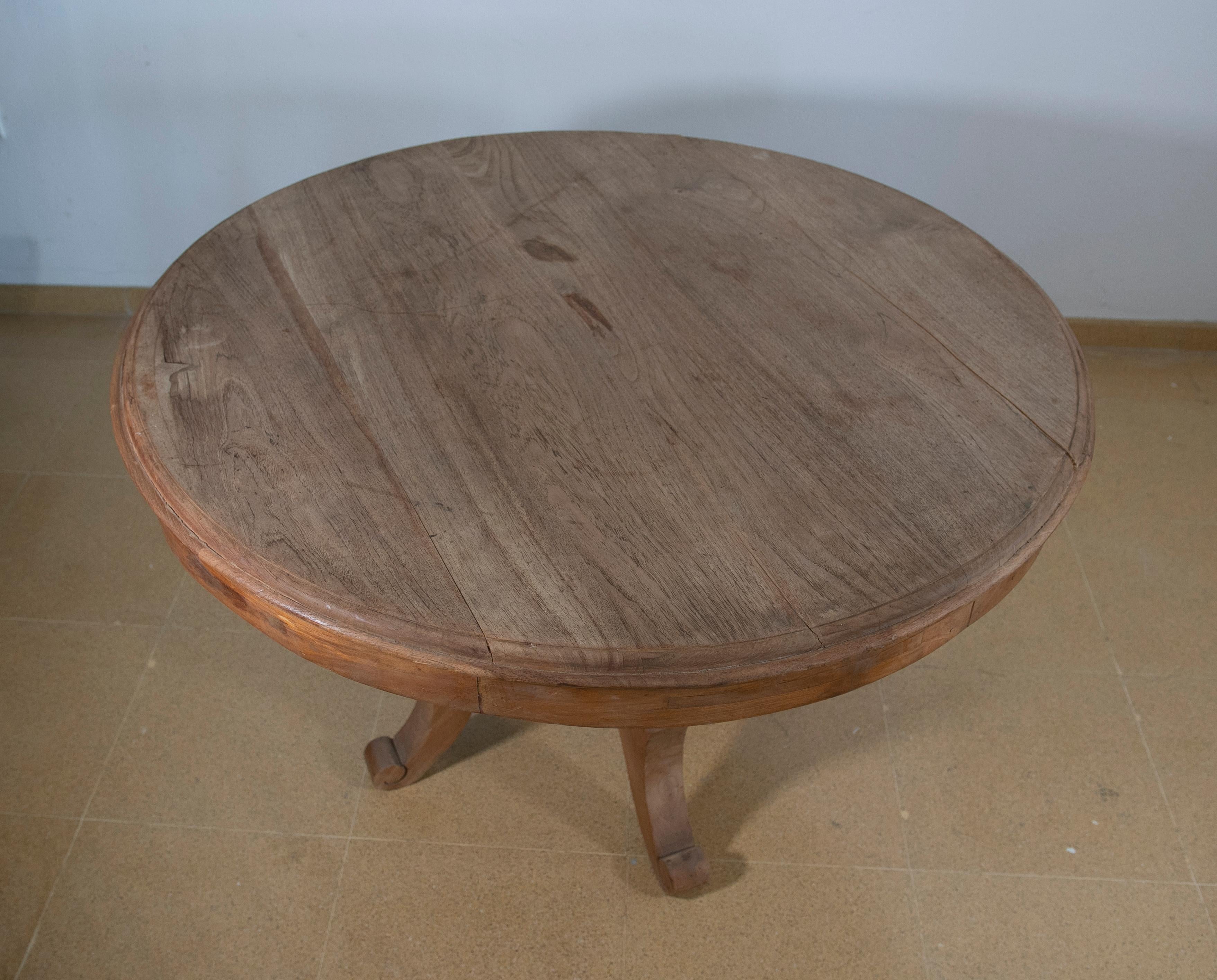 Table ronde espagnole en bois de la couleur d'origine avec pieds tournés en vente 2