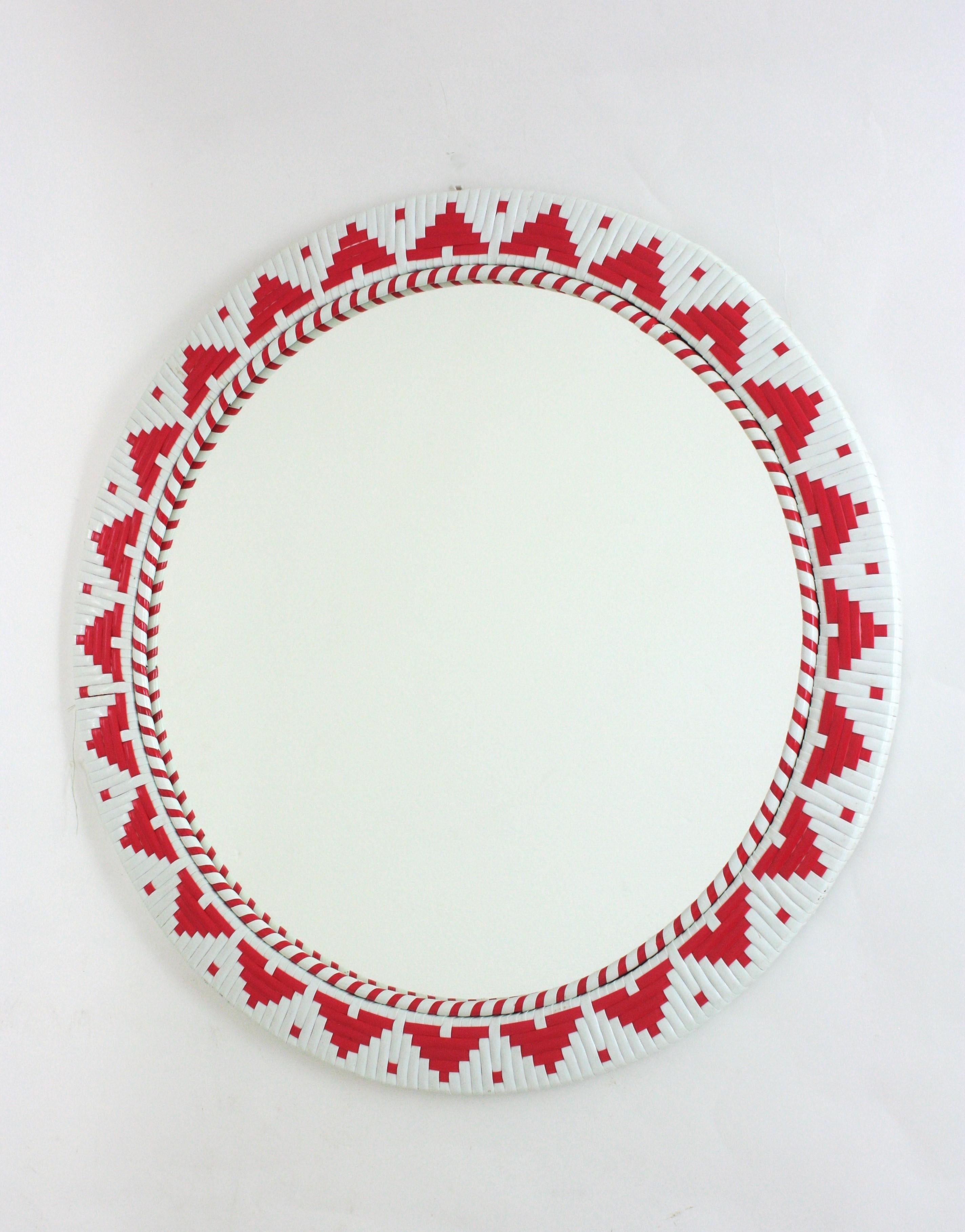 Specchio da parete rotondo spagnolo con cornice intrecciata in acrilico rosso e bianco in vendita 3