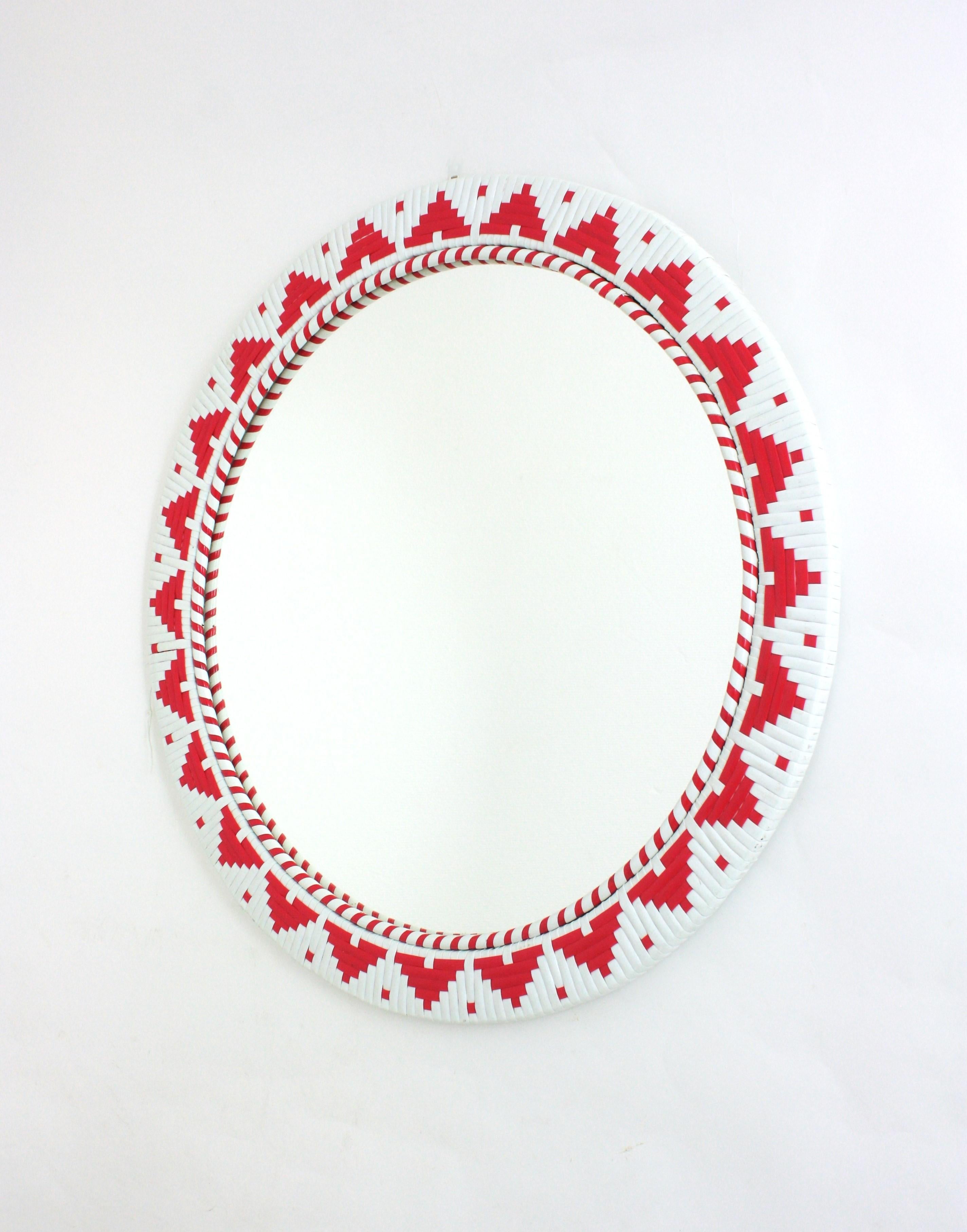 Specchio da parete rotondo spagnolo con cornice intrecciata in acrilico rosso e bianco in vendita 4