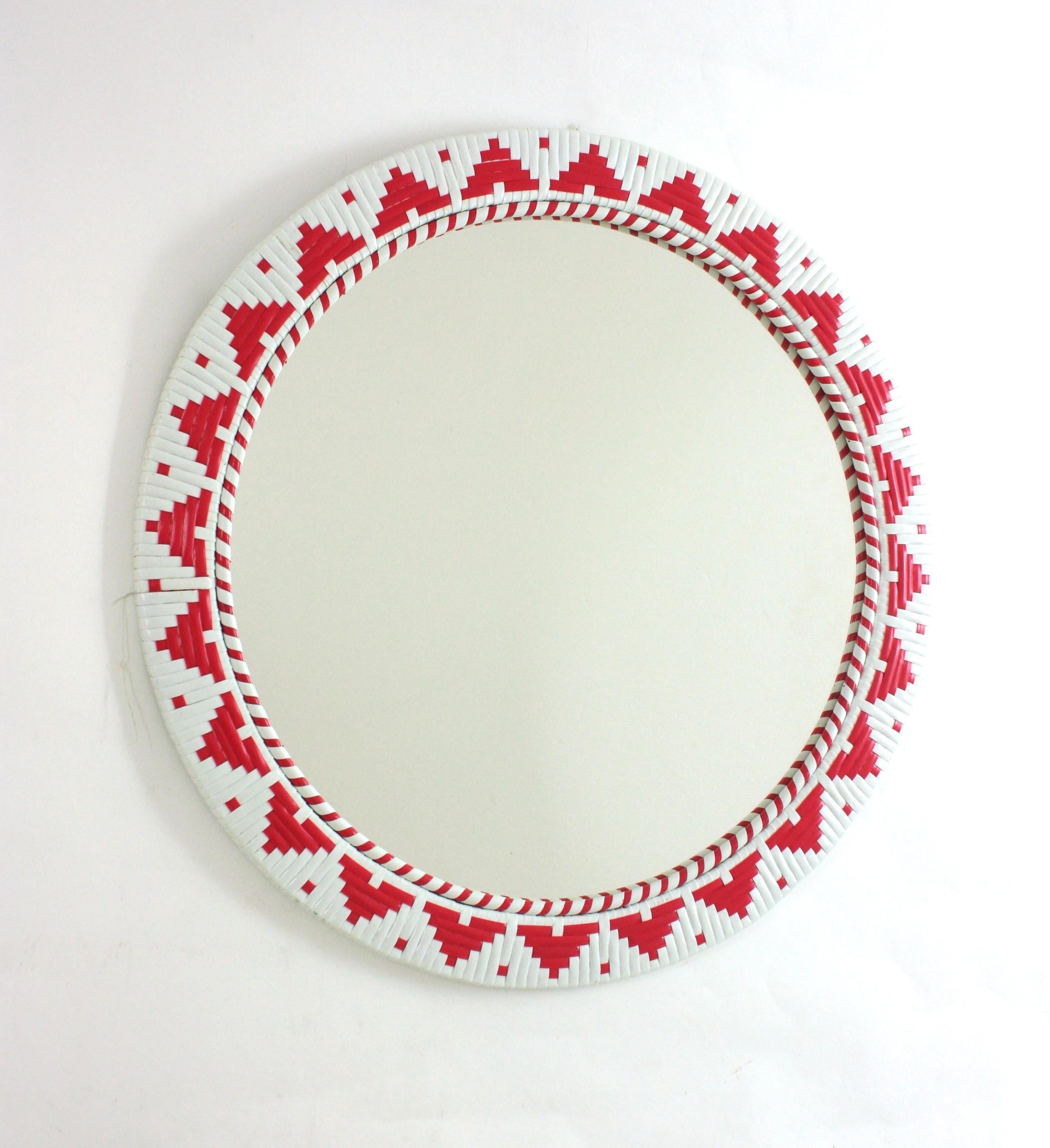 Specchio da parete rotondo bianco e rosso
Specchio moderno di metà secolo con cornice intrecciata in acrilico rosso e bianco. Spagna, anni '70.
Specchio circolare colorato intrecciato a mano con cornice in strisce di acrilico nei colori rosso e