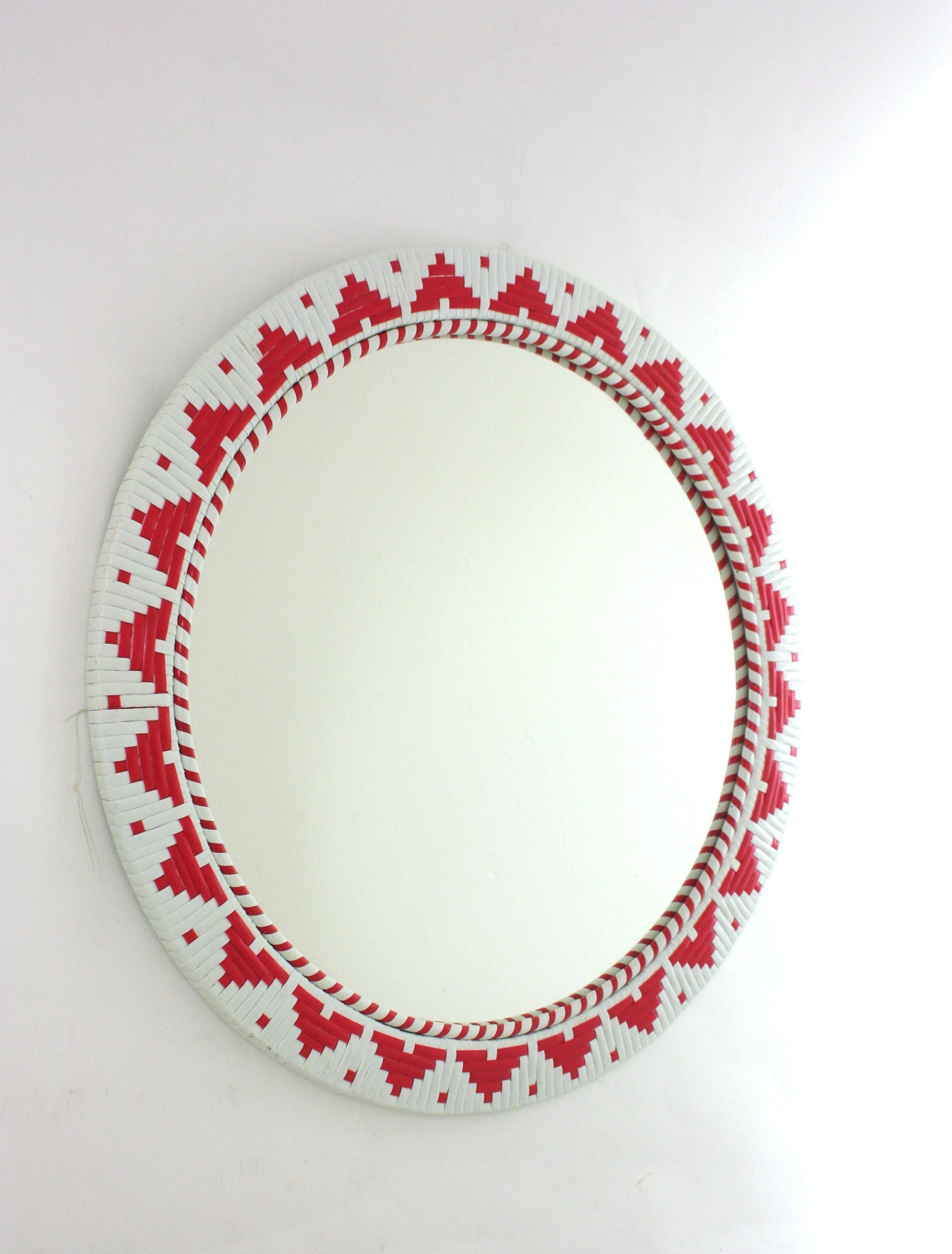 Mid-Century moderno Specchio da parete rotondo spagnolo con cornice intrecciata in acrilico rosso e bianco in vendita