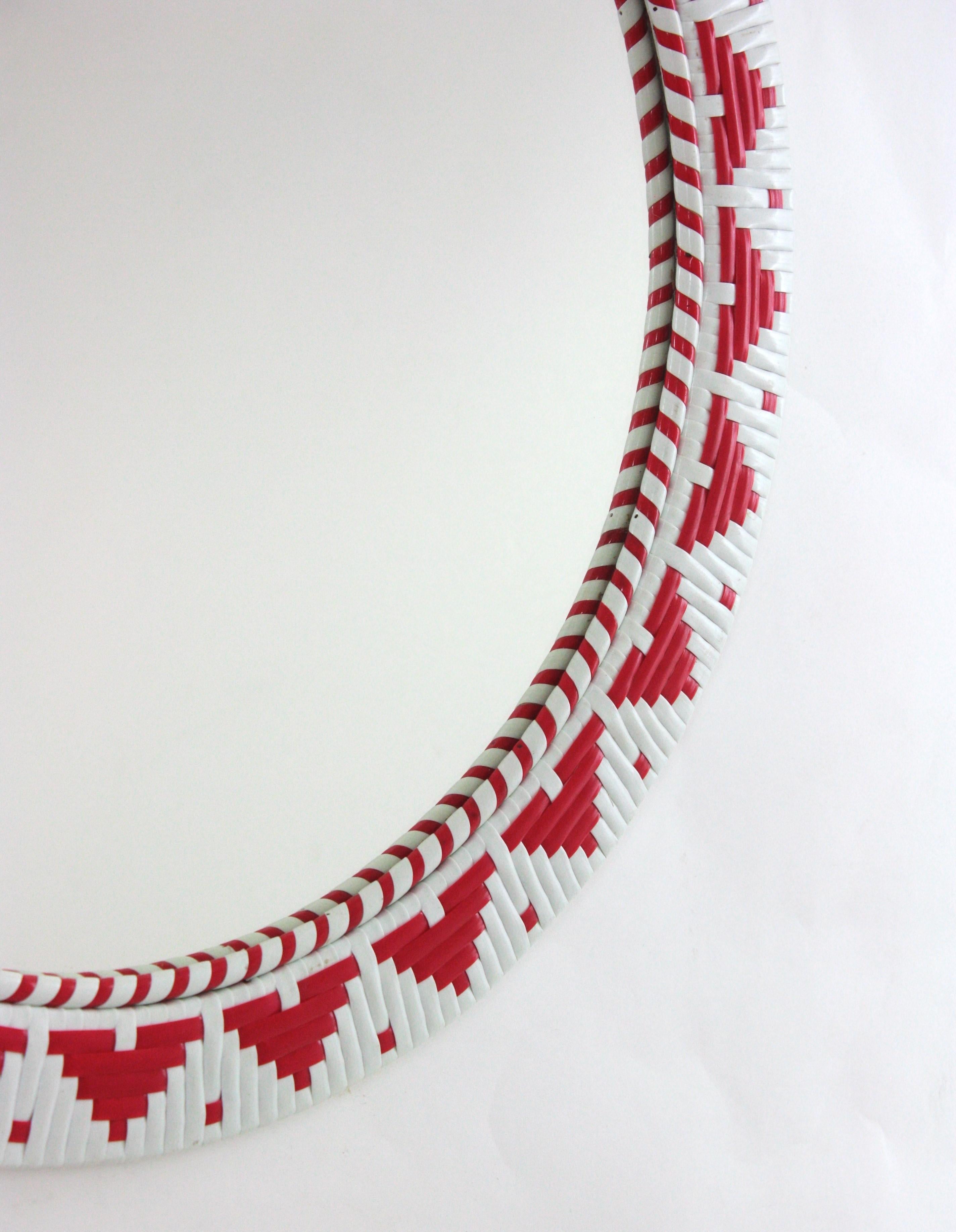 Fatto a mano Specchio da parete rotondo spagnolo con cornice intrecciata in acrilico rosso e bianco in vendita