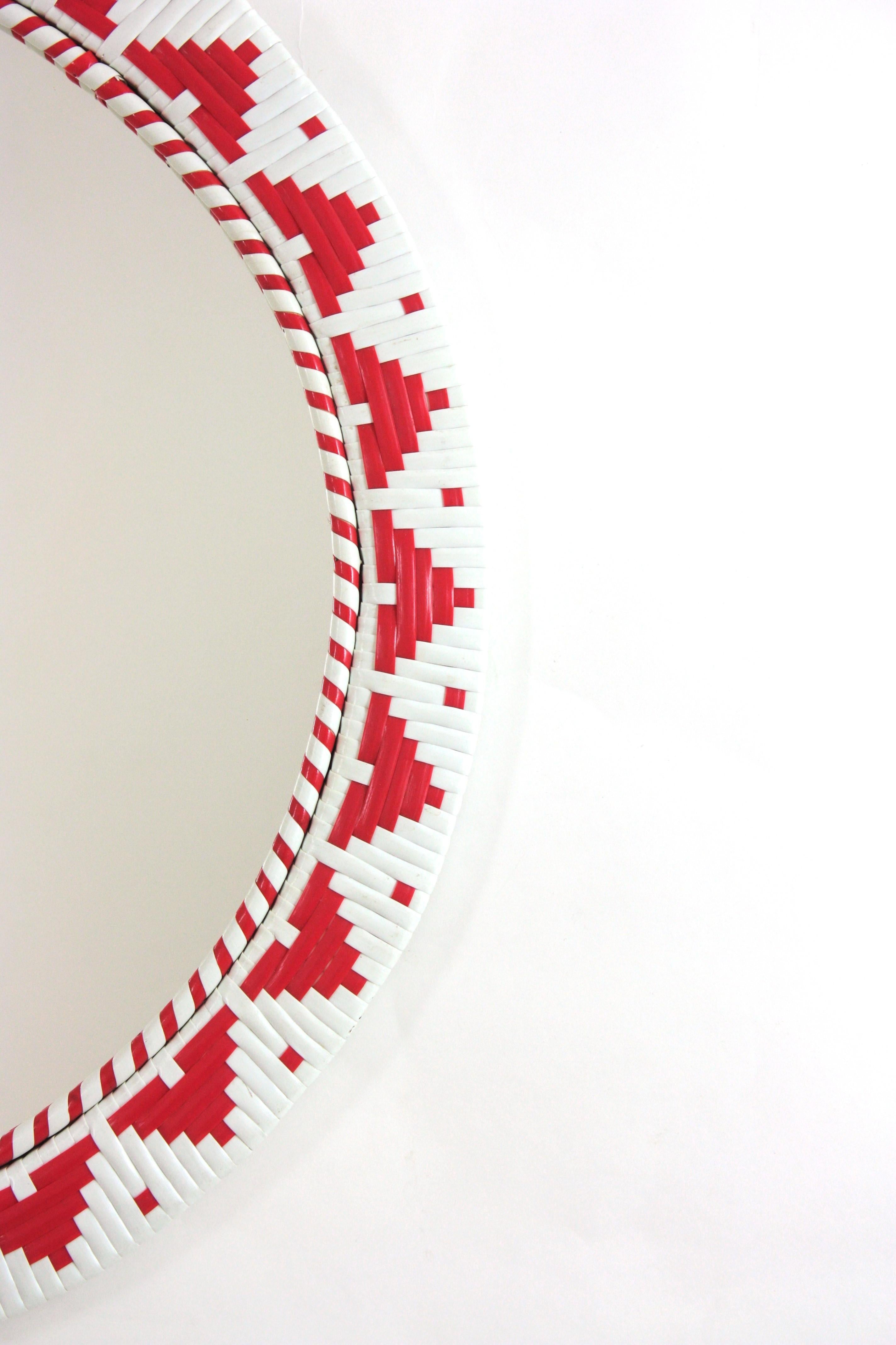 Specchio da parete rotondo spagnolo con cornice intrecciata in acrilico rosso e bianco in vendita 1