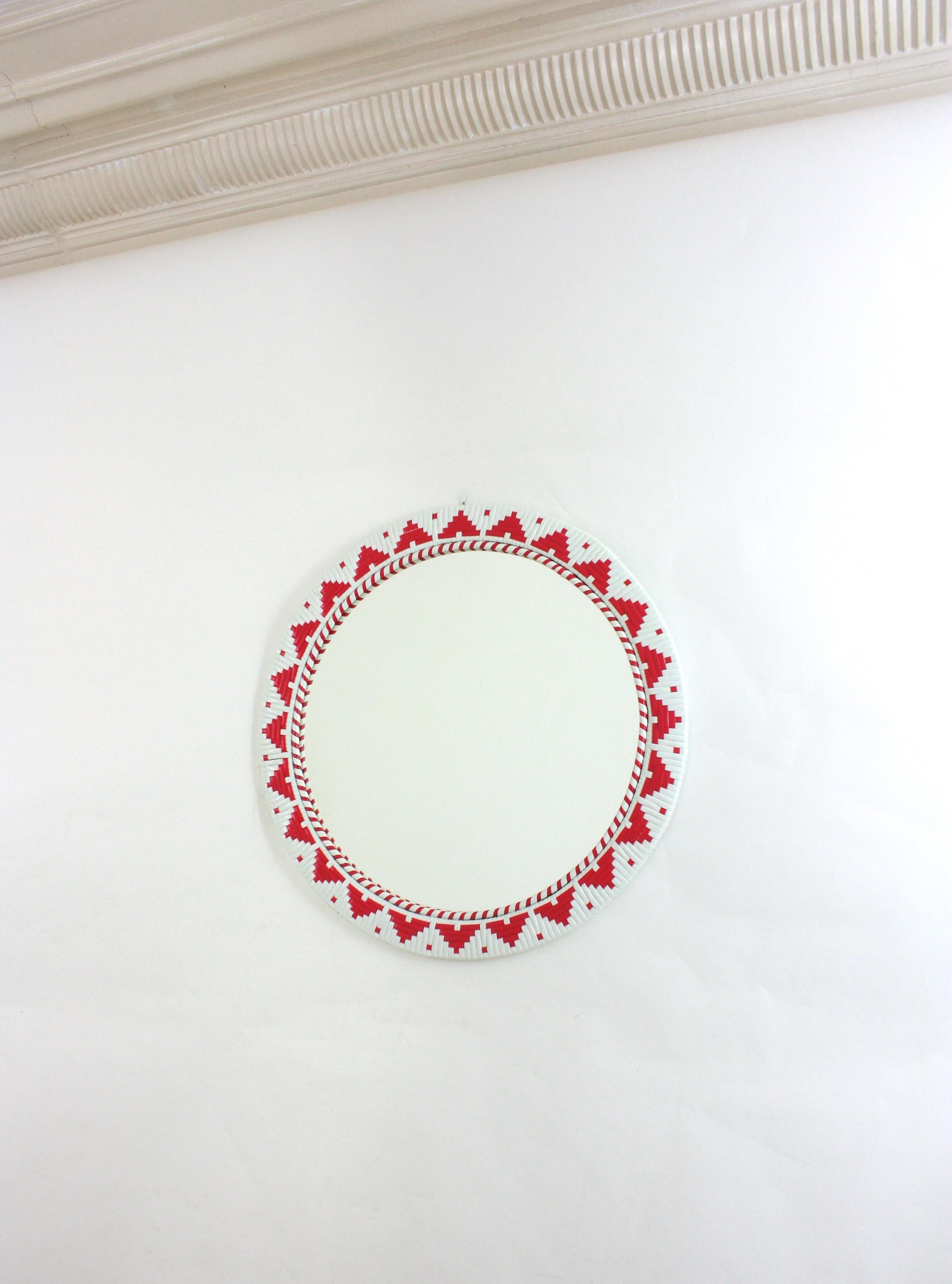 Specchio da parete rotondo spagnolo con cornice intrecciata in acrilico rosso e bianco in vendita 2