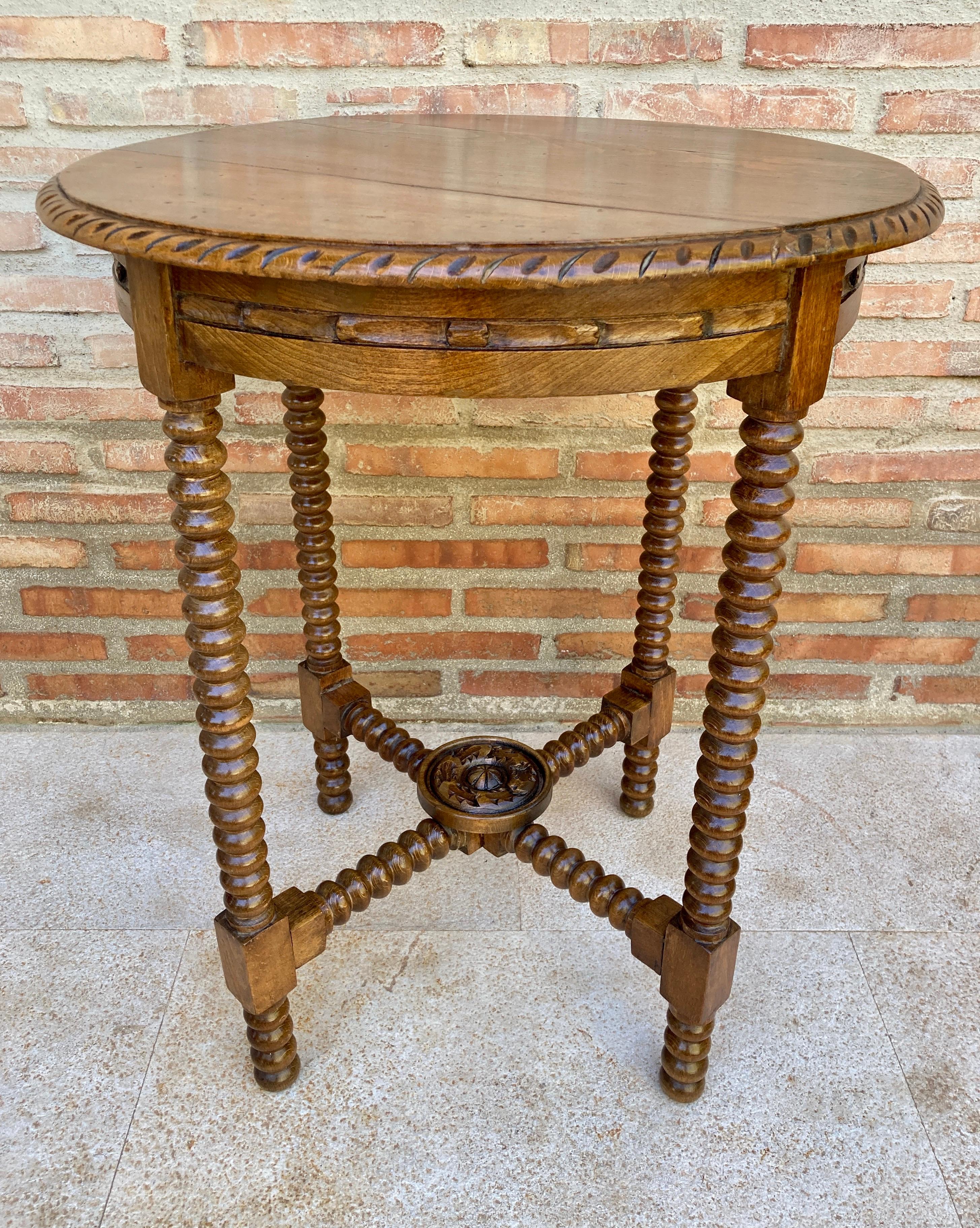 Spanish Round Walnut Side Table With Turned Legs And Beleveled Edges 1900s In Good Condition In Miami, FL