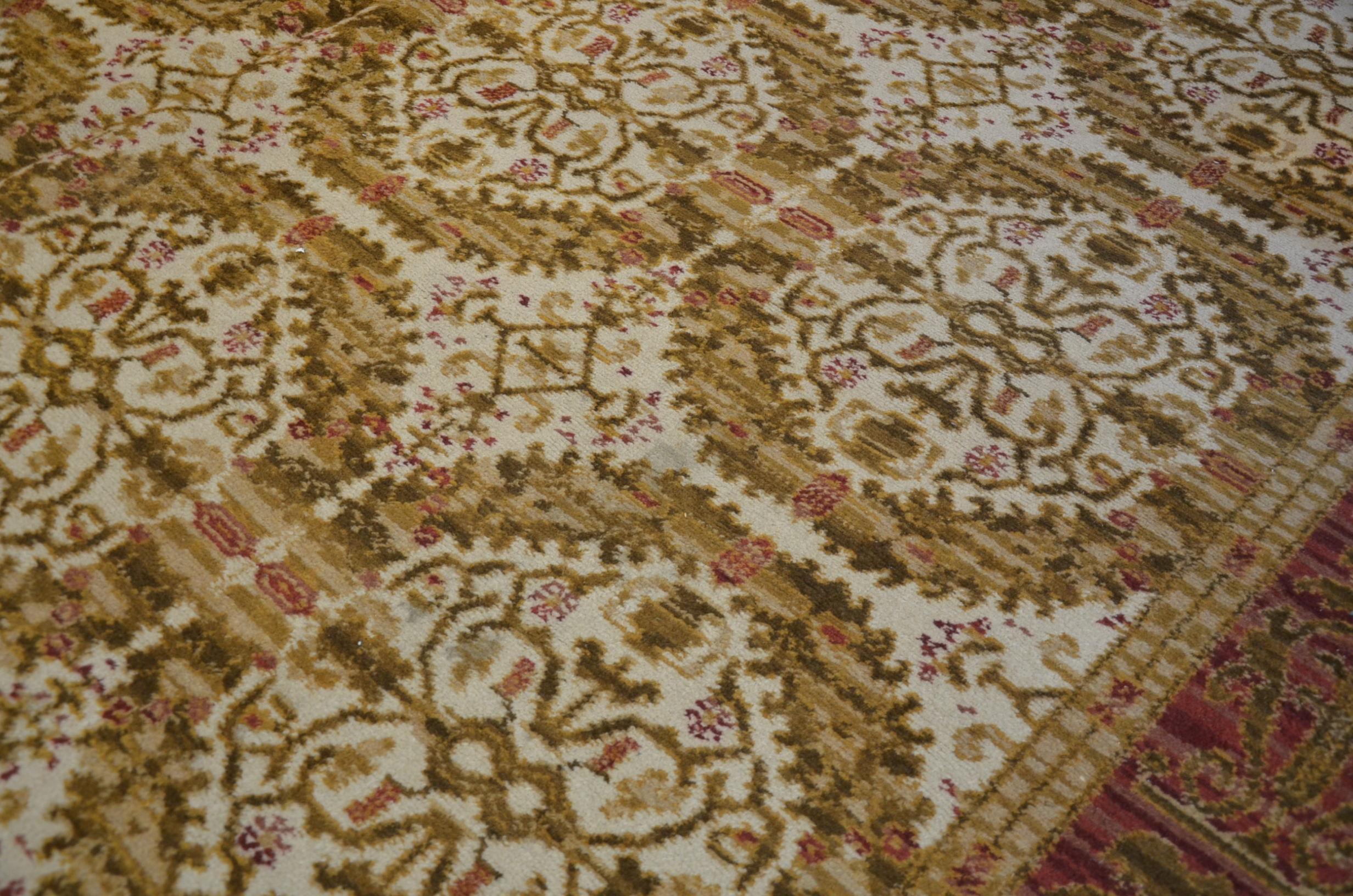 Spanischer Knüpfteppich aus der Zeit um 1950. Tipical Design Fundation Teppiche.
Handgefertigt aus Wolle in Grün- und Rosatönen auf beigem Hintergrund.
- Es zeichnet sich durch seinen ausgezeichneten Erhaltungszustand aus, ohne dass es restauriert