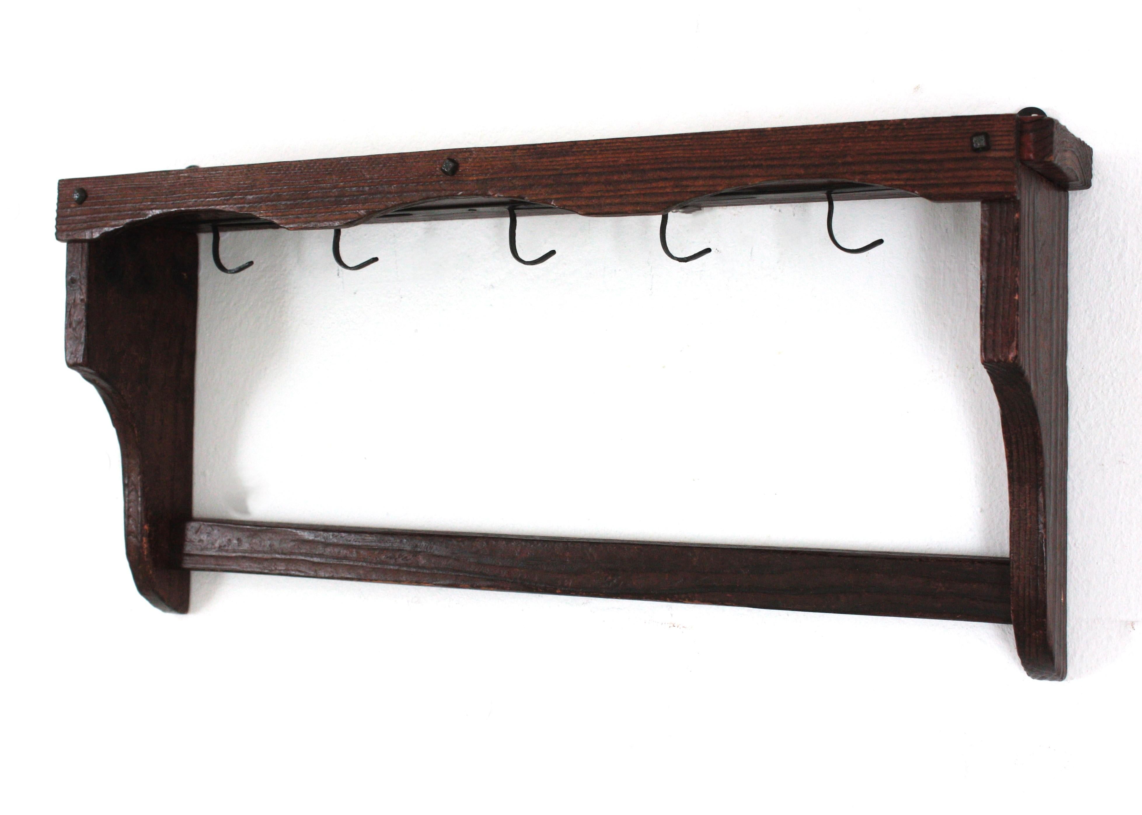 XX secolo Scaffale da parete in legno rustico spagnolo con ganci in ferro per le tazze in vendita