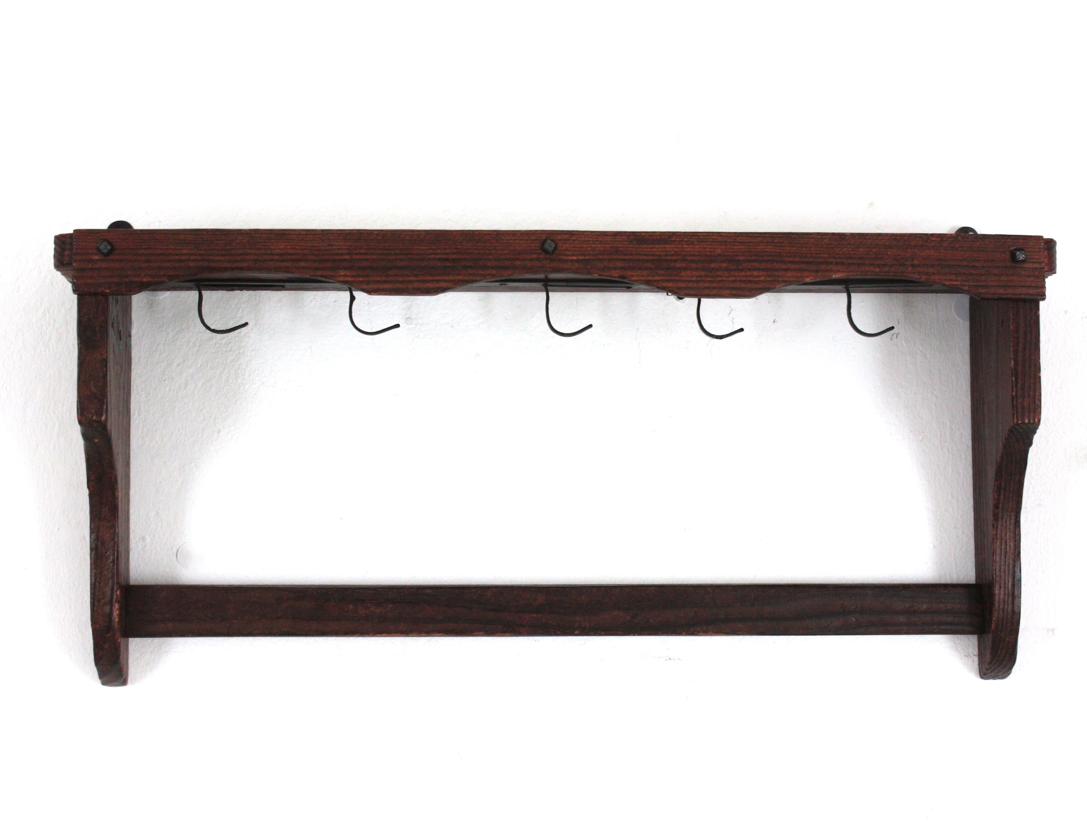 Scaffale da parete in legno rustico spagnolo con ganci in ferro per le tazze in vendita 2