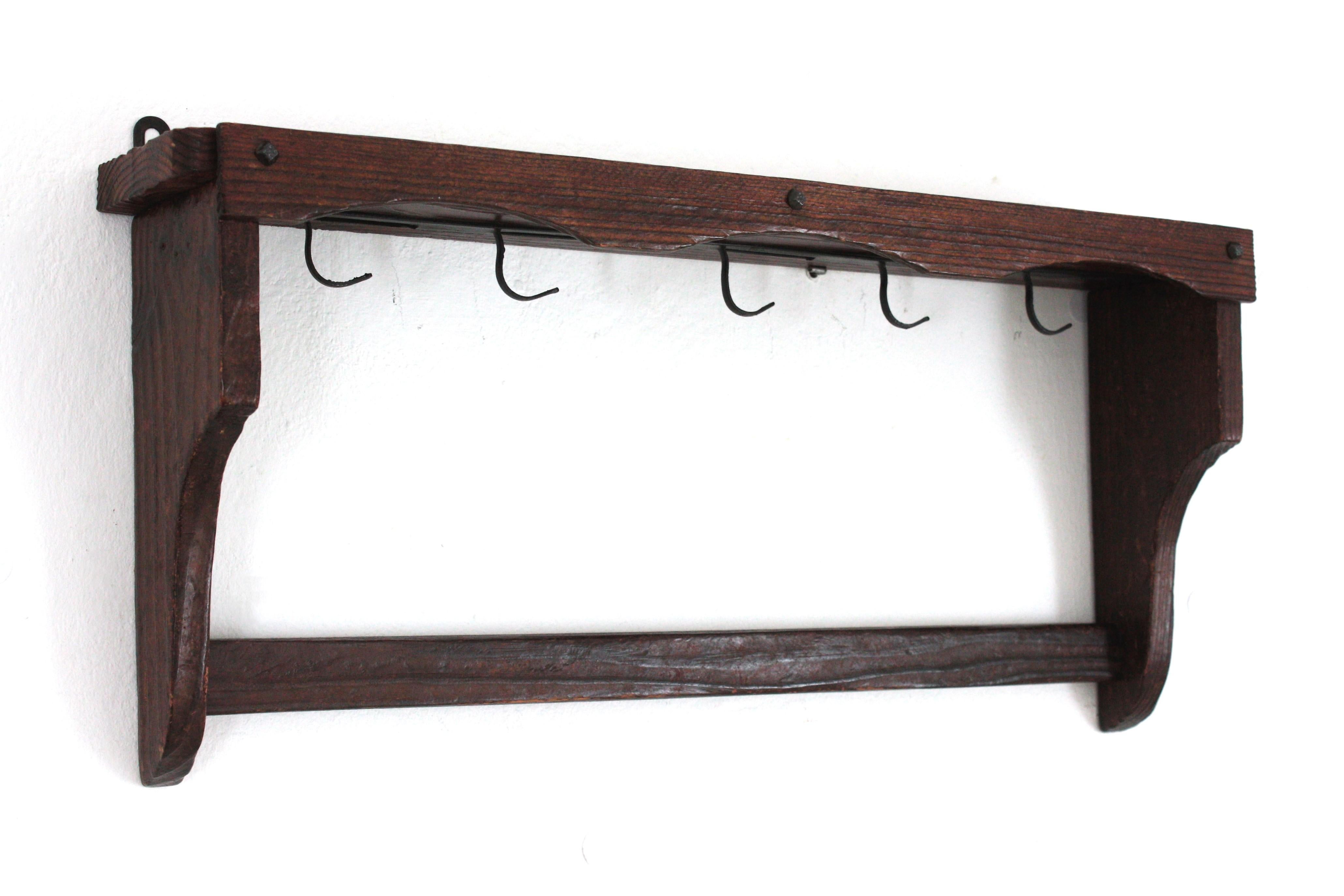 Intagliato Scaffale da parete in legno rustico spagnolo con ganci in ferro per le tazze in vendita