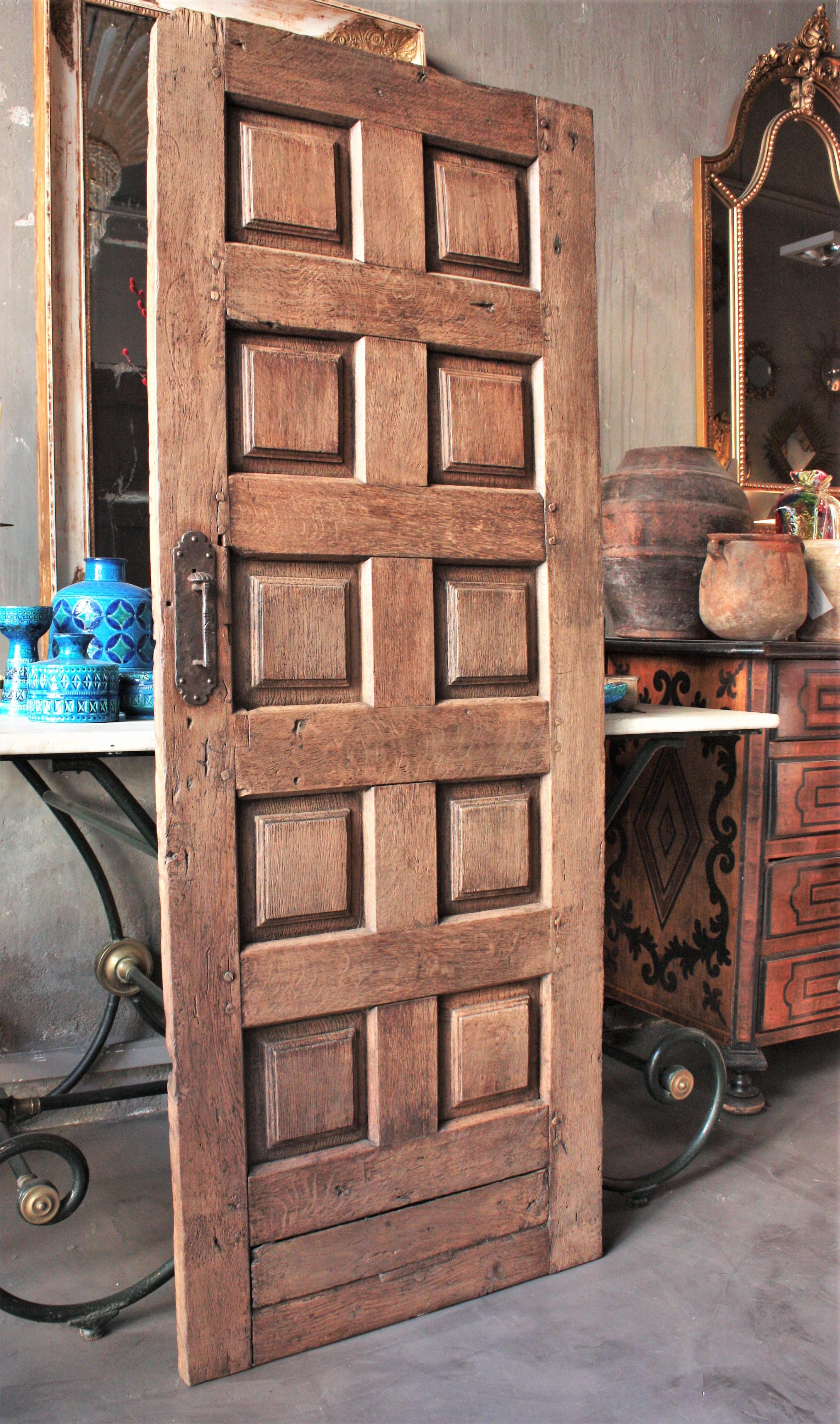 Intagliato a mano Porta rustica spagnola con tirante originale in ferro forgiato a mano in vendita