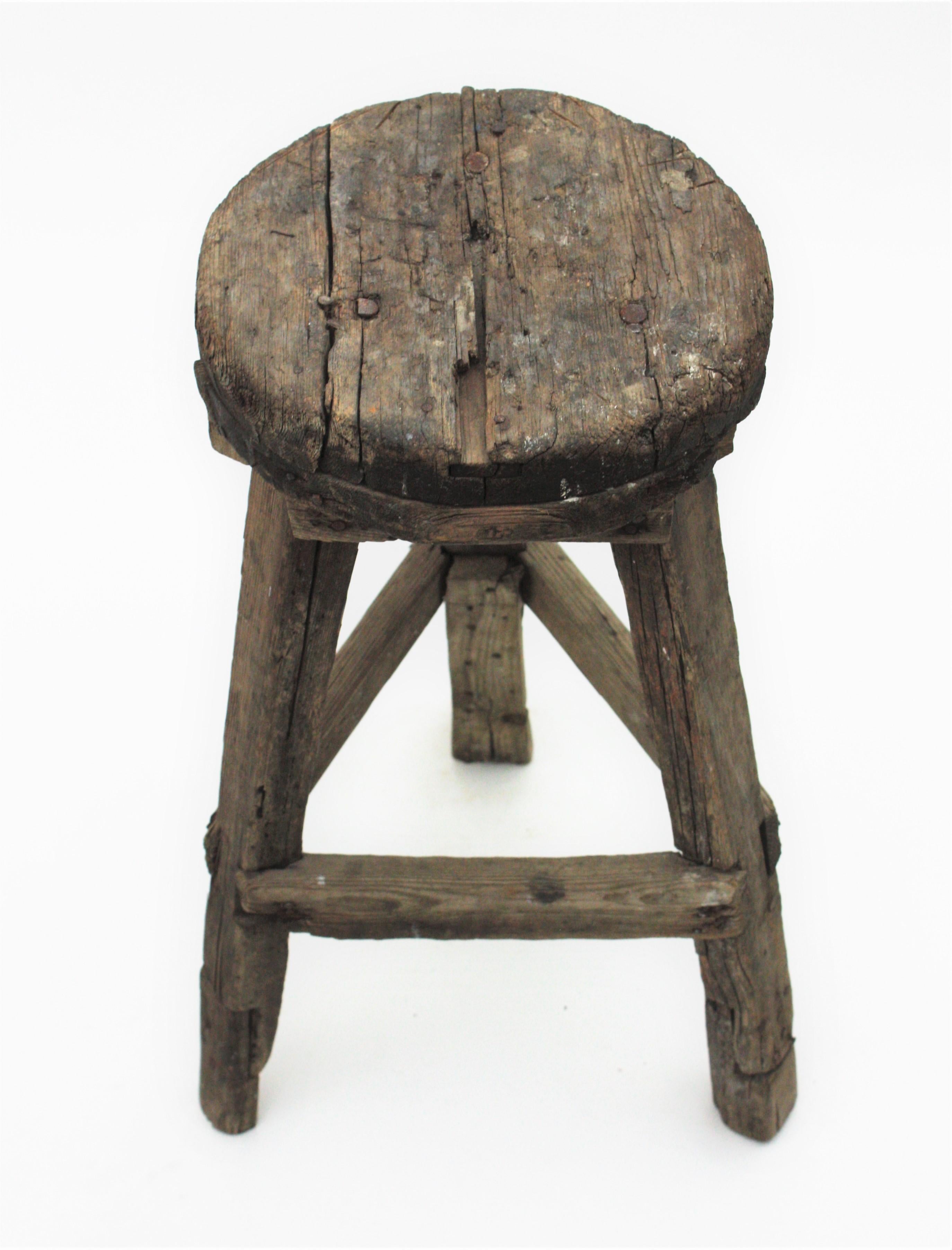 Spanish Rustic Folk Wooden Tripod Stool / Side Table In Good Condition For Sale In Barcelona, ES