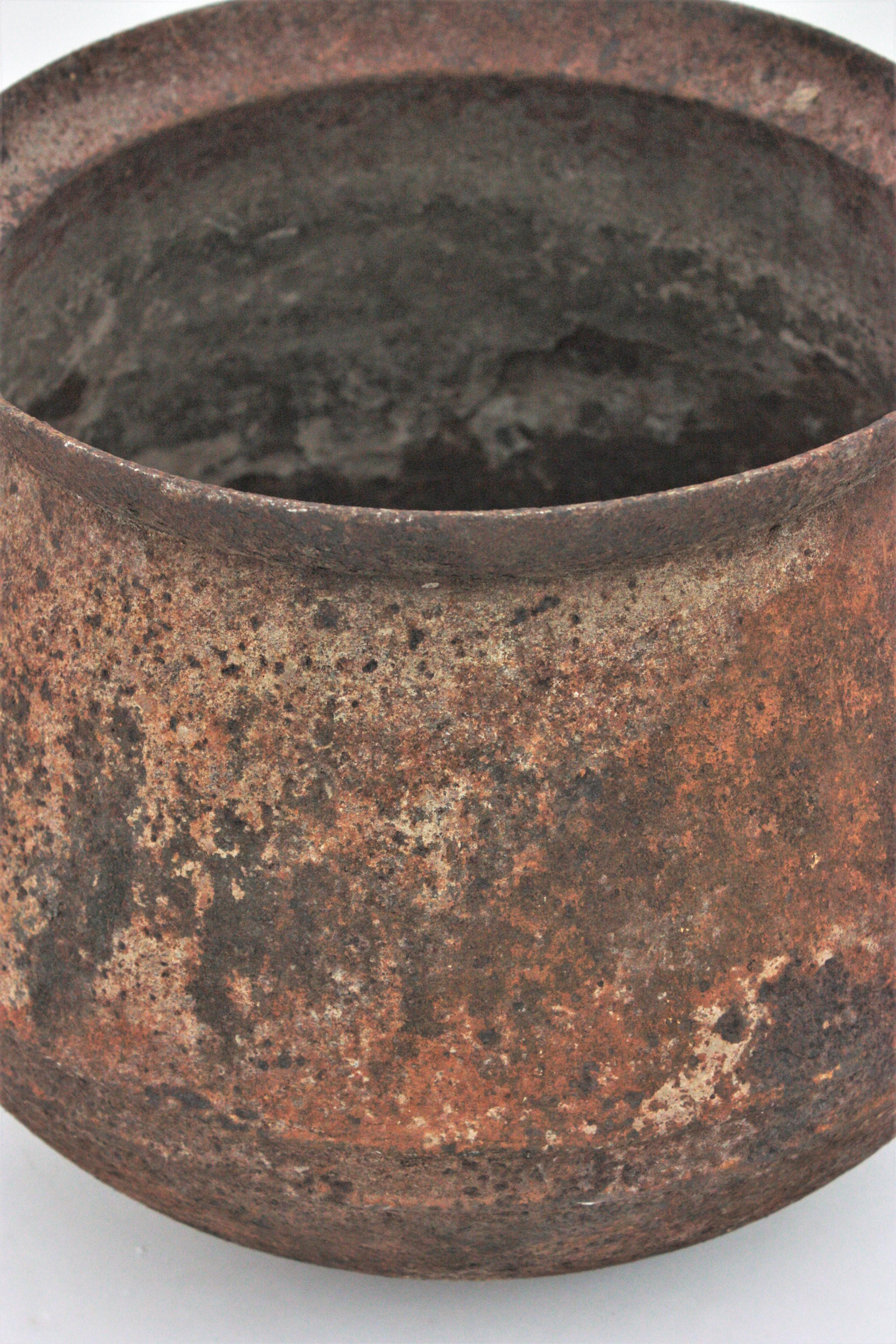 Spanish Rustic Iron Cauldron Pot or Vessel with Rusty Original Patina In Good Condition For Sale In Barcelona, ES