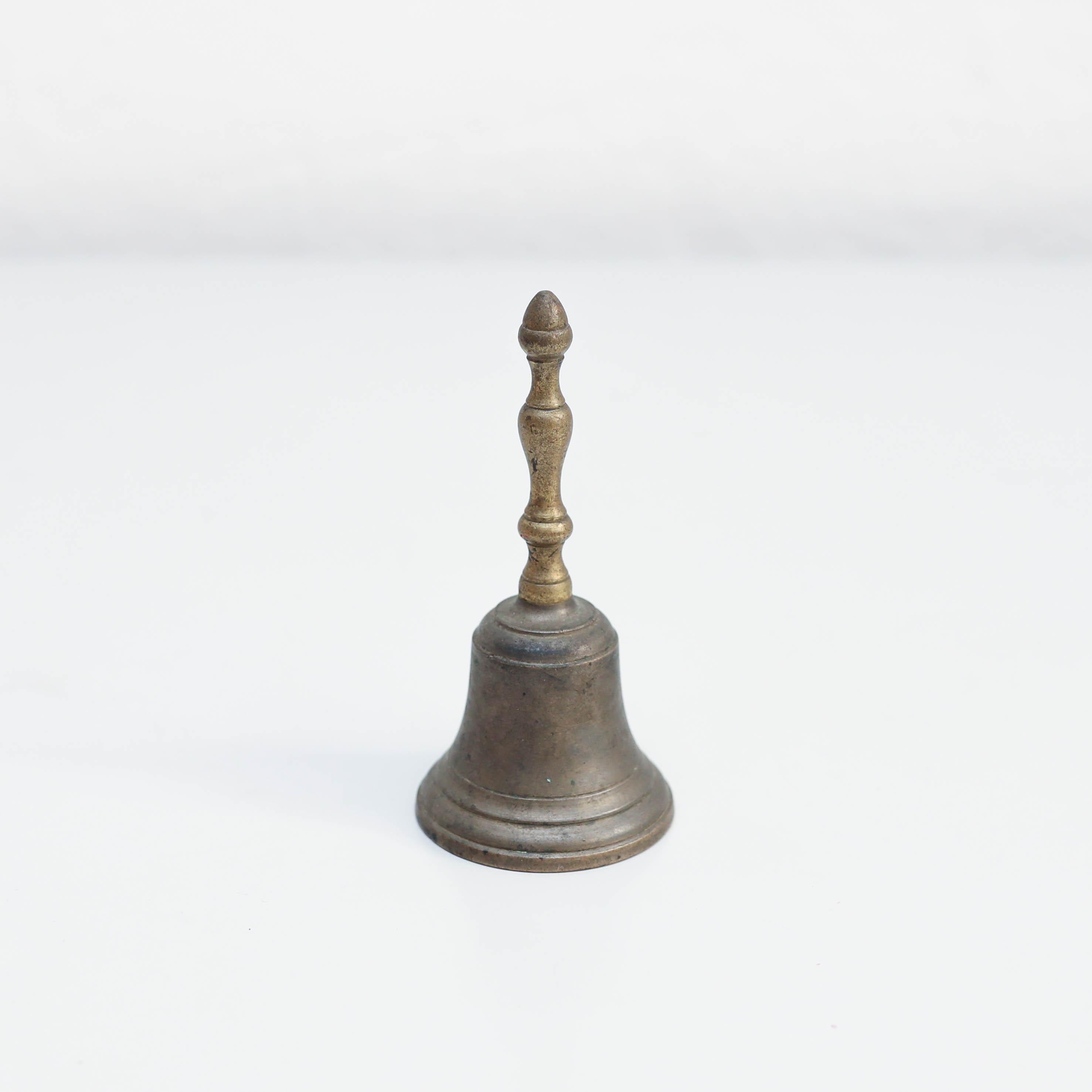 Apribottiglie tradizionale a campana in metallo, di produttore ignoto proveniente dalla Spagna, circa 1960.    In condizioni originali, con lievi usure dovute all'età e all'uso, che conservano una bella patina.    Materiali:  Metallo.   