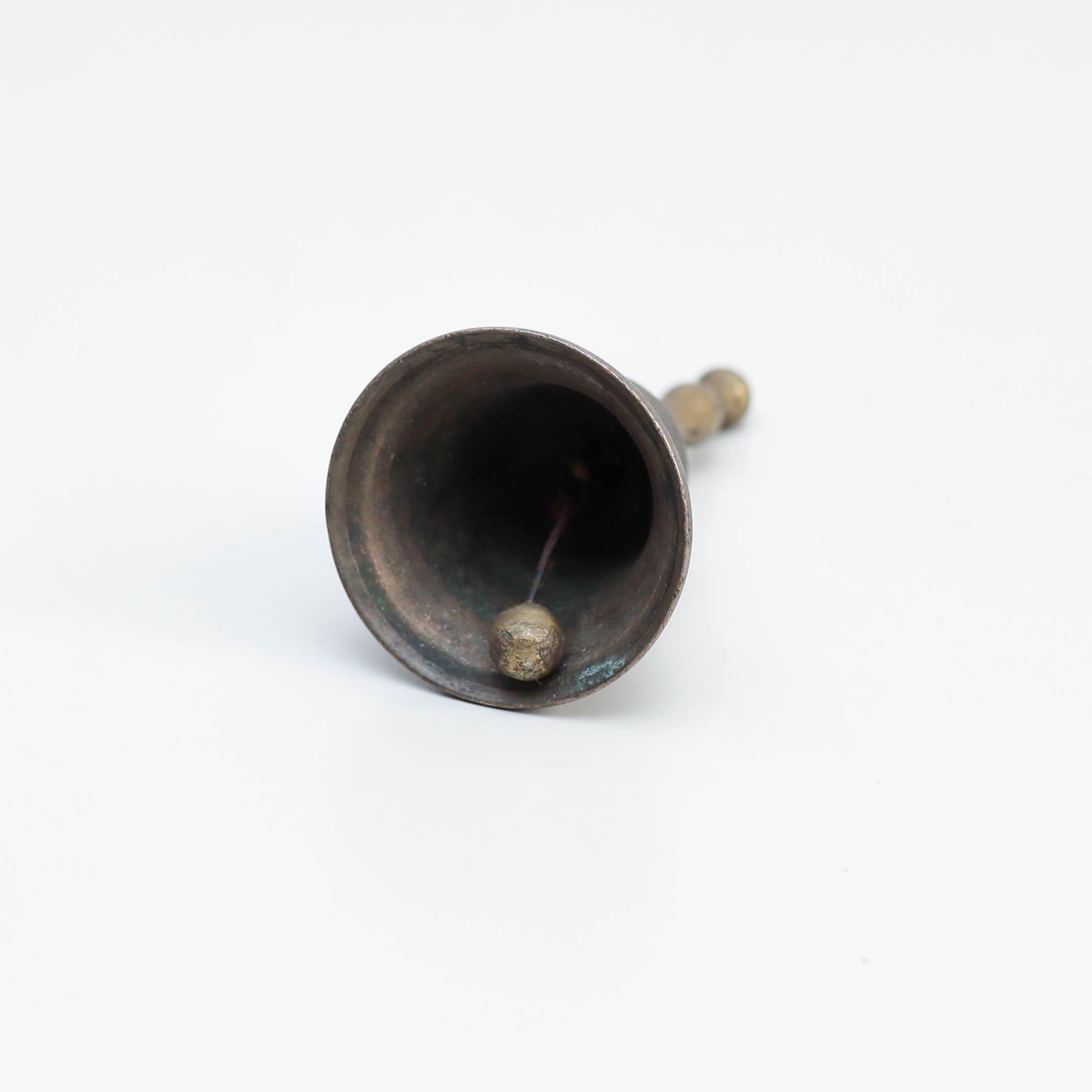 Campana a mano in metallo rustico spagnolo, 1960 circa In condizioni buone in vendita a Barcelona, ES