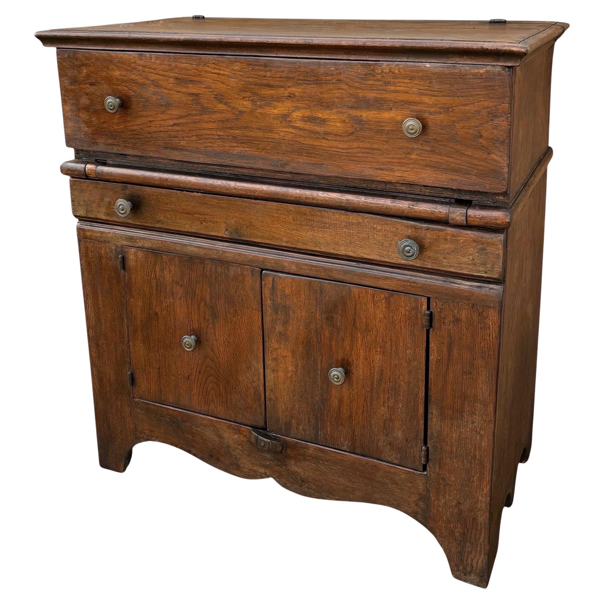 Armario Rústico Español de Roble con Compartimento Elevable y Dos Puertas, Siglo XIX