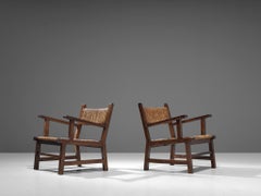 Paire de fauteuils rustiques espagnols de style espagnol en bois teinté et paille