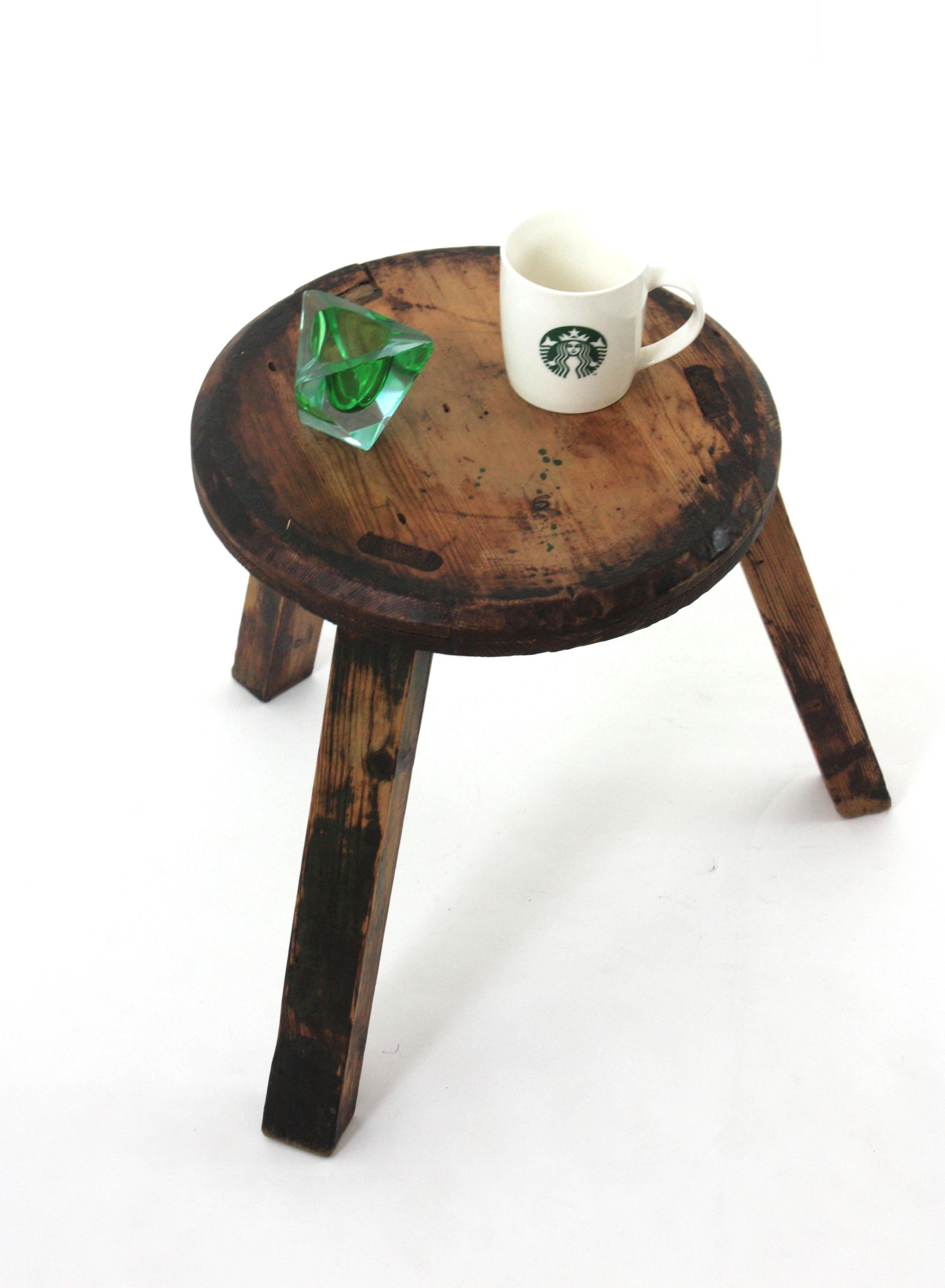 Table d'appoint rustique espagnole Gueridon en Wood Wood sculpté, années 1950 en vente 5