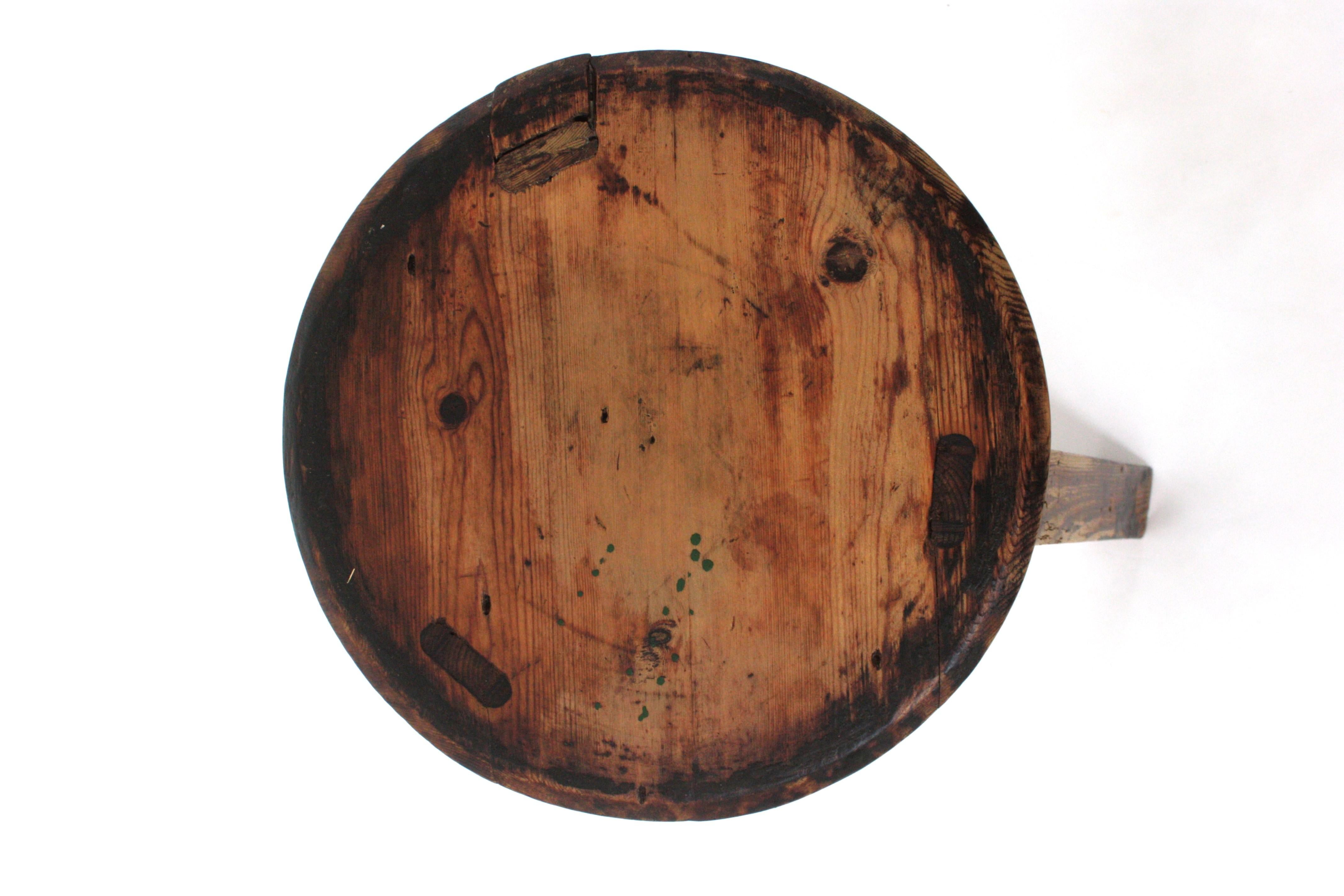Table d'appoint rustique espagnole Gueridon en Wood Wood sculpté, années 1950 en vente 8