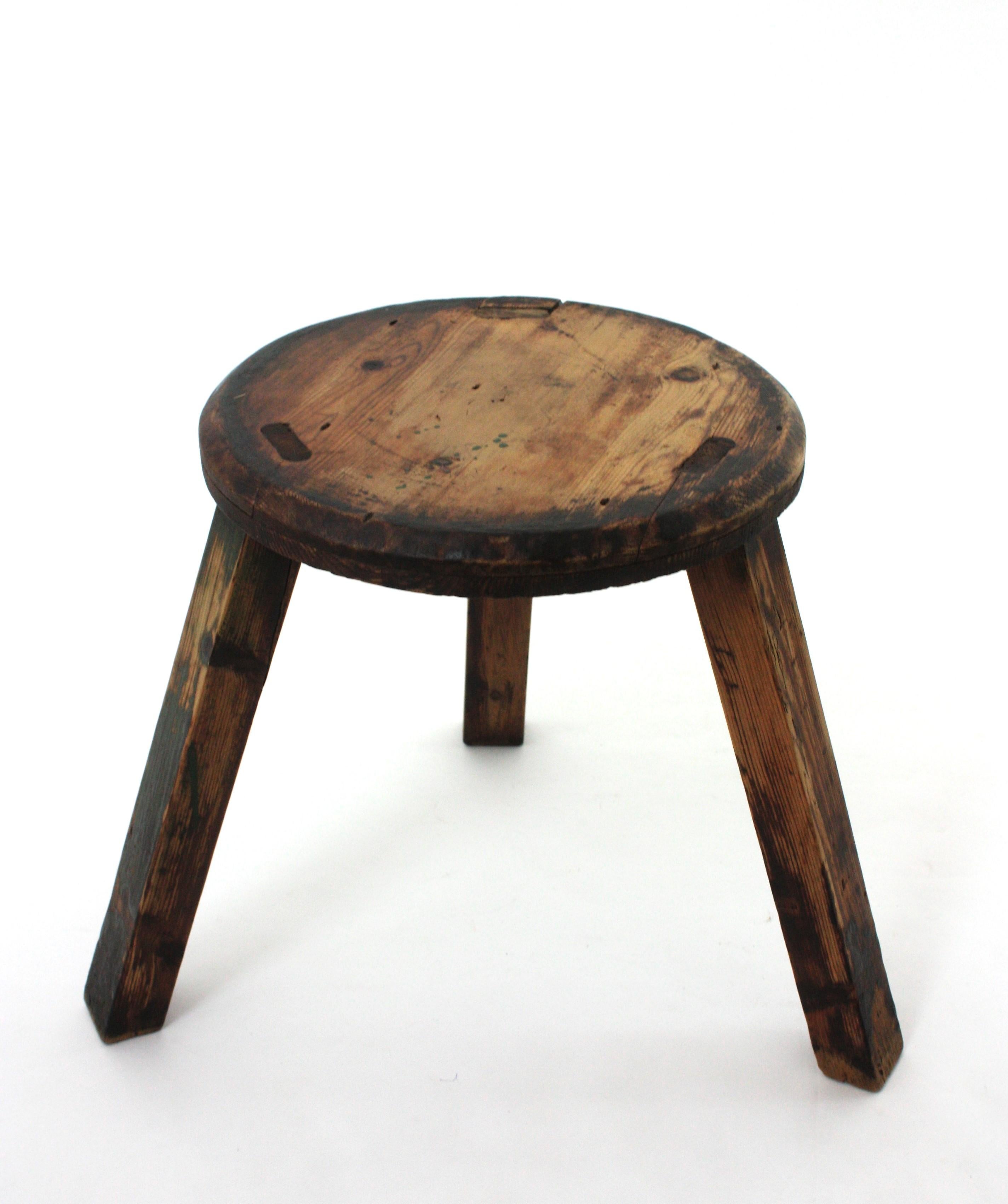 Table d'appoint rustique espagnole Gueridon en Wood Wood sculpté, années 1950 en vente 11