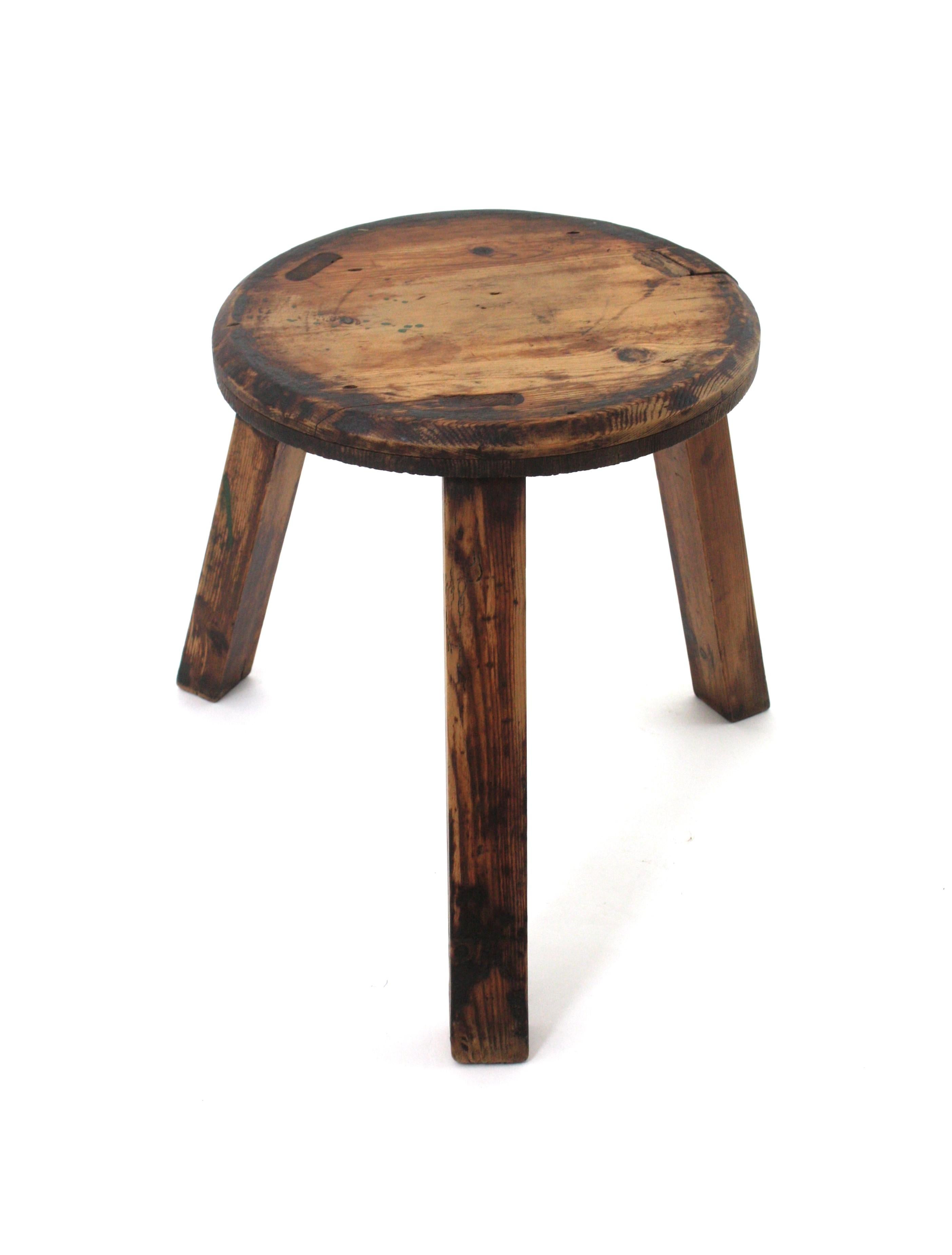 Table / tabouret tripode en bois
Table de guéridon ou table d'appoint en bois de pin sculpté à la main, reposant sur trois pieds. Espagne, années 1950.
Le plateau de table de forme ronde repose sur trois pieds en bois.
Cette table présente une