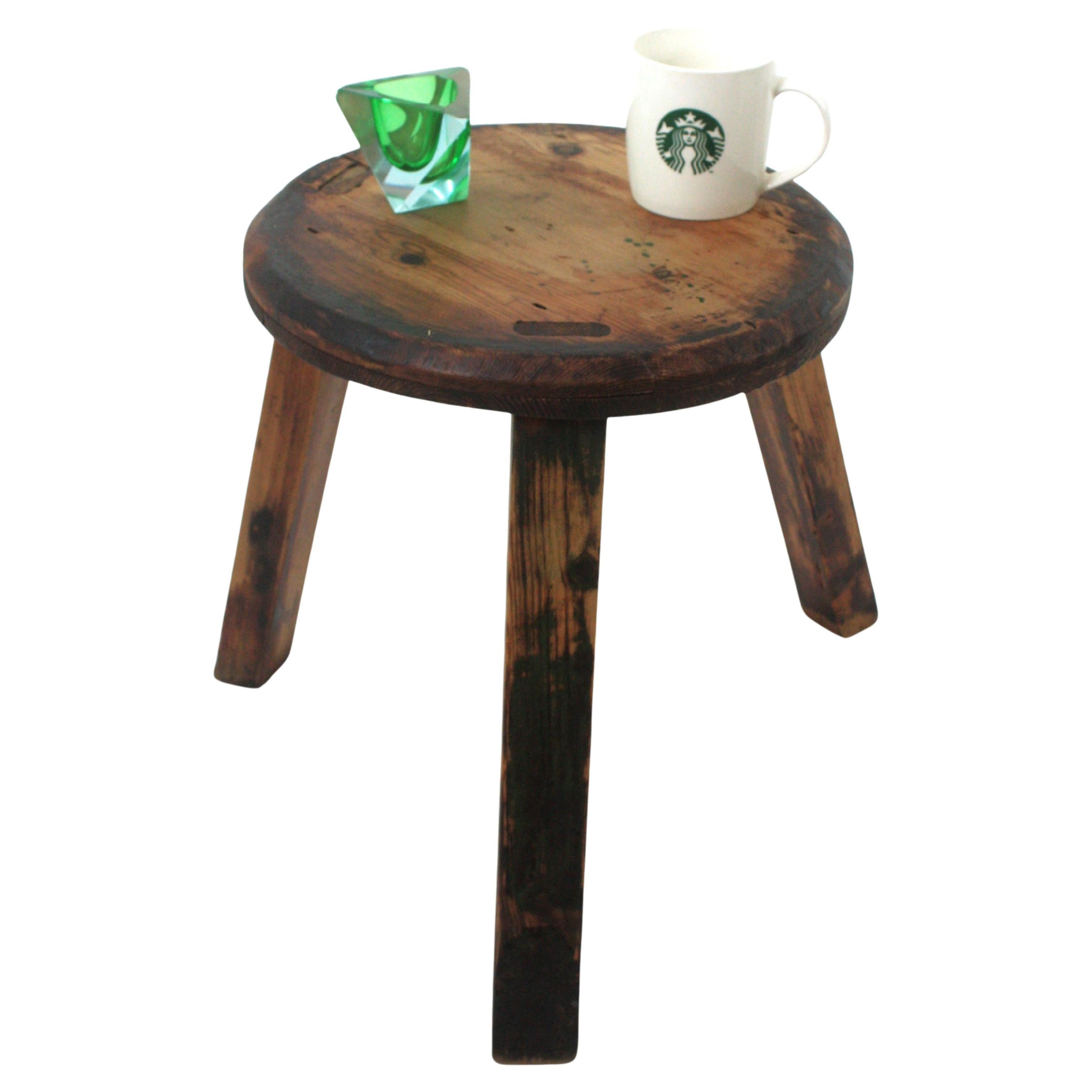 Rustique Table d'appoint rustique espagnole Gueridon en Wood Wood sculpté, années 1950 en vente