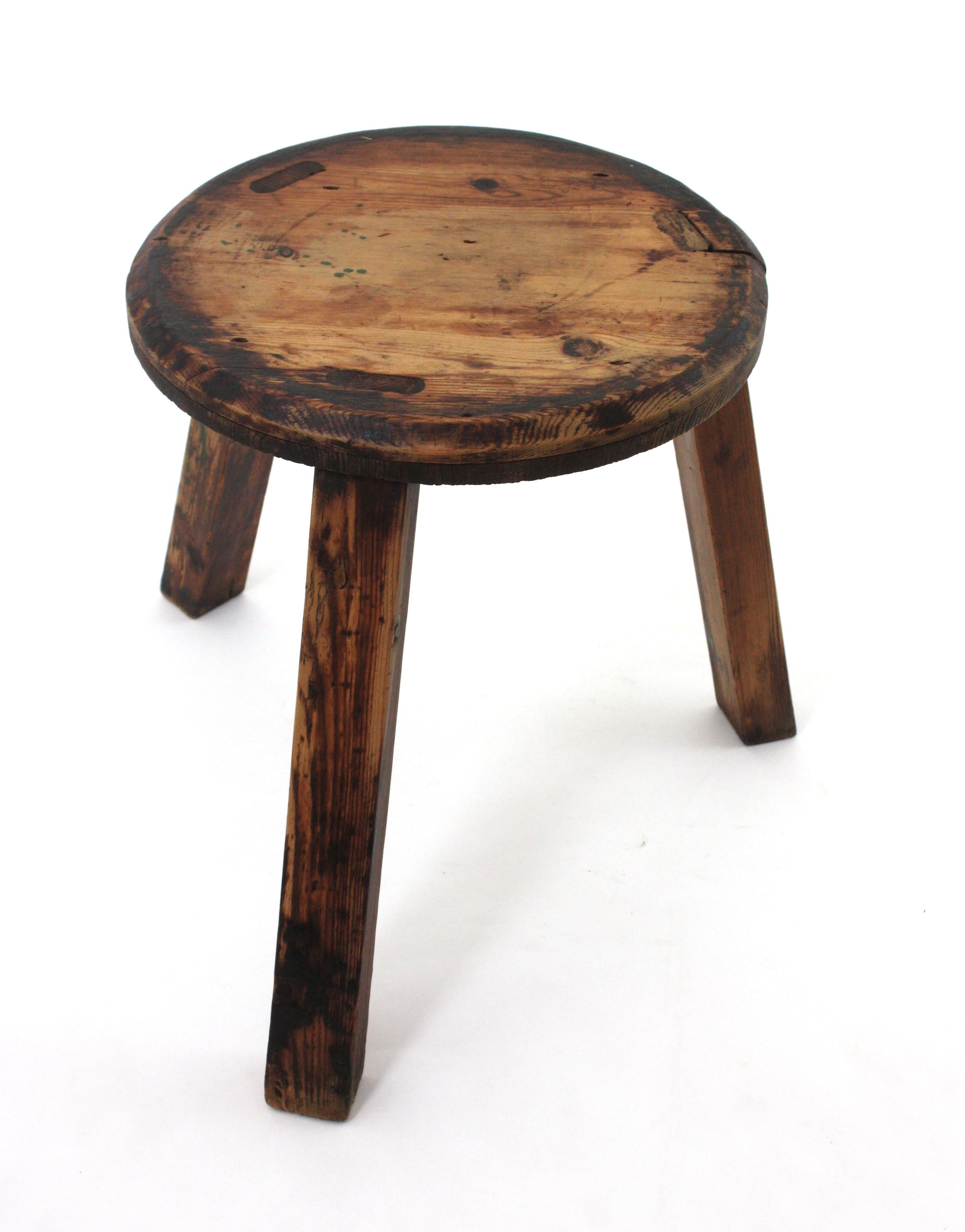 Espagnol Table d'appoint rustique espagnole Gueridon en Wood Wood sculpté, années 1950 en vente