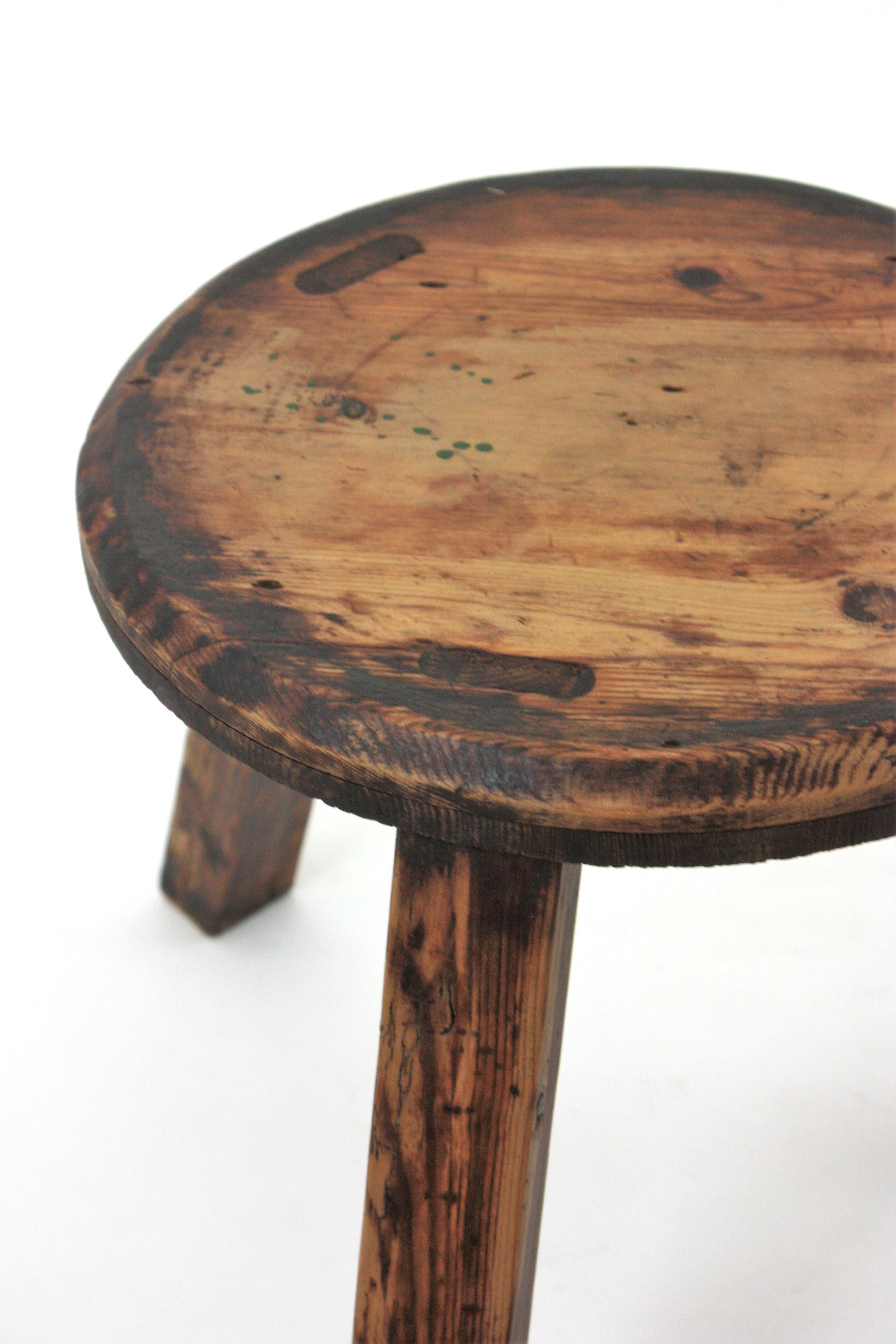 Table d'appoint rustique espagnole Gueridon en Wood Wood sculpté, années 1950 Bon état - En vente à Barcelona, ES