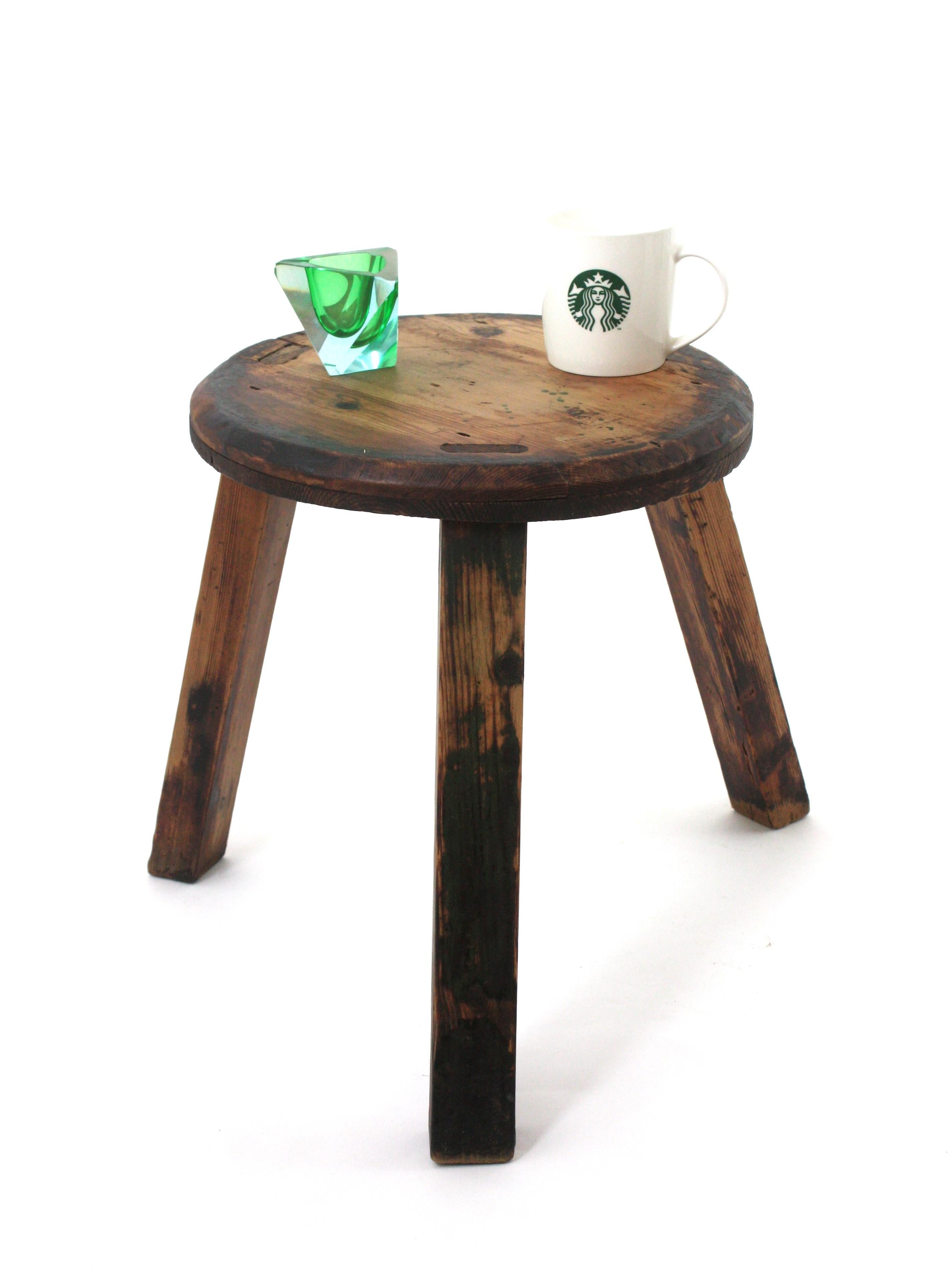 20ième siècle Table d'appoint rustique espagnole Gueridon en Wood Wood sculpté, années 1950 en vente