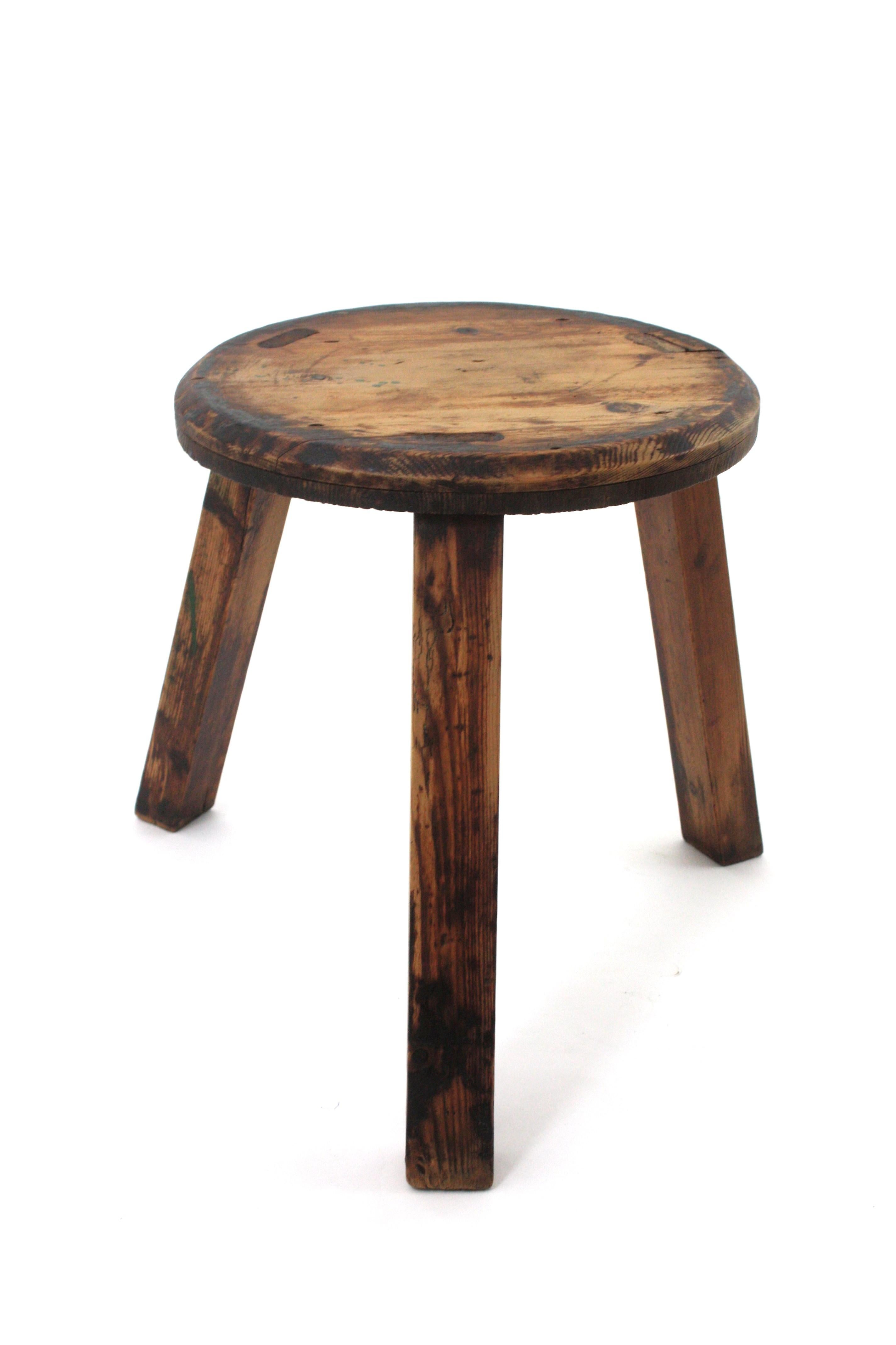 Bois Table d'appoint rustique espagnole Gueridon en Wood Wood sculpté, années 1950 en vente
