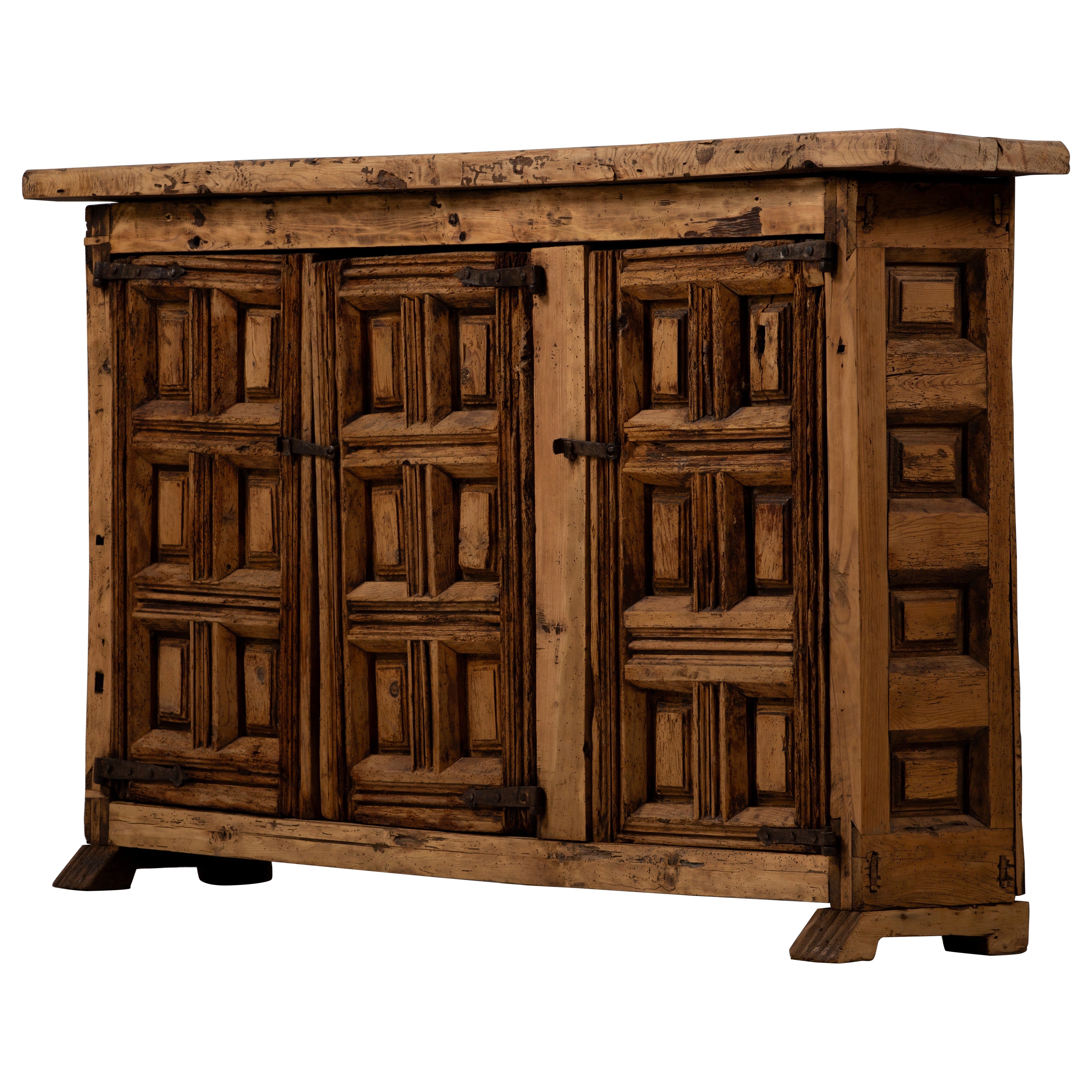 Armario Credenza Rústico Español de Tres Puertas, Roble Tallado y Hierro, España, Década de 1880 en venta