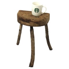Table d'appoint rustique espagnole en bois avec pieds en forme de trépied en branches d'arbre, années 1940
