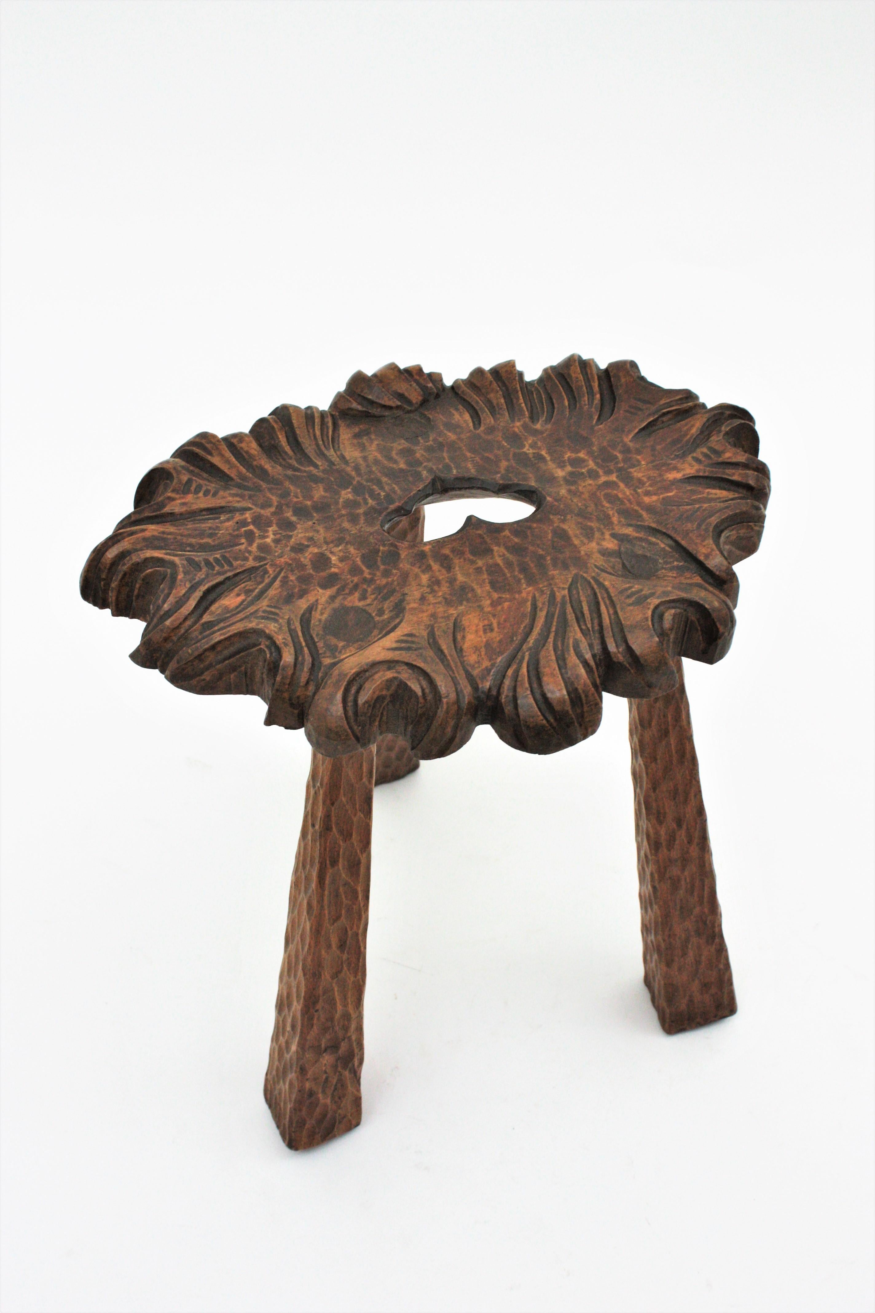 Tabouret tripode ou table d'appoint en bois rustique espagnol en vente 4