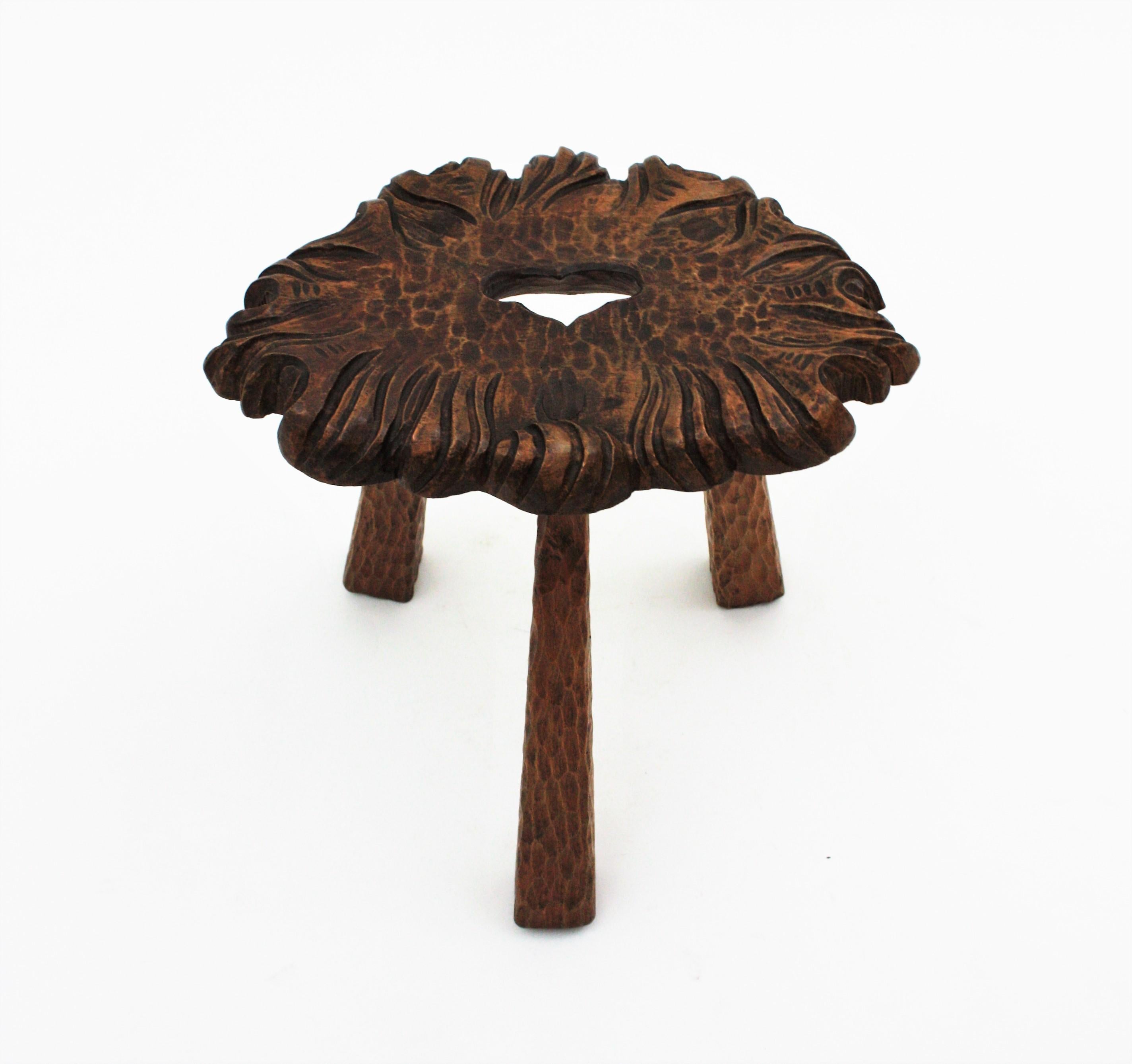 Sculpté à la main Tabouret tripode ou table d'appoint en bois rustique espagnol en vente