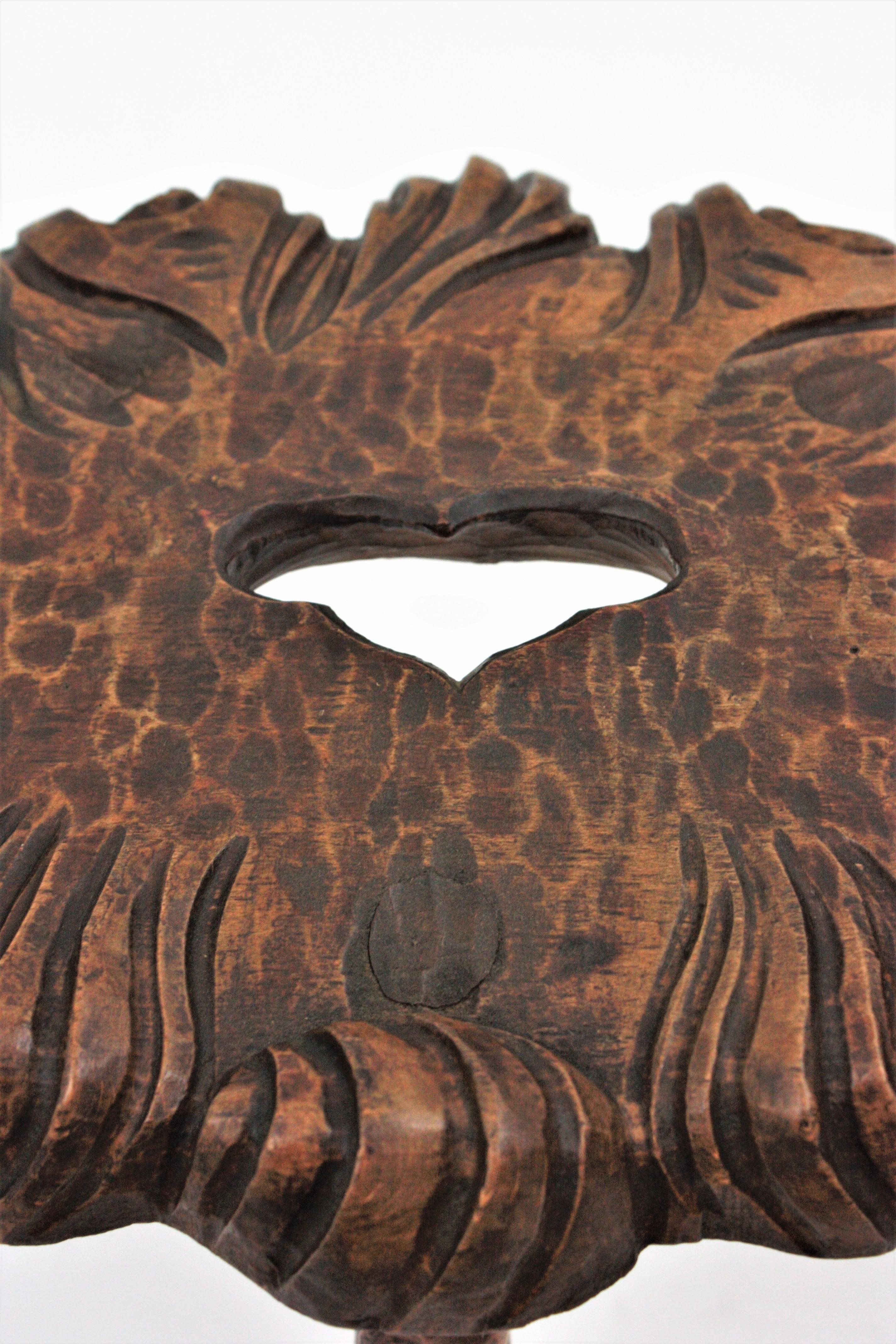 Tabouret tripode ou table d'appoint en bois rustique espagnol Bon état - En vente à Barcelona, ES
