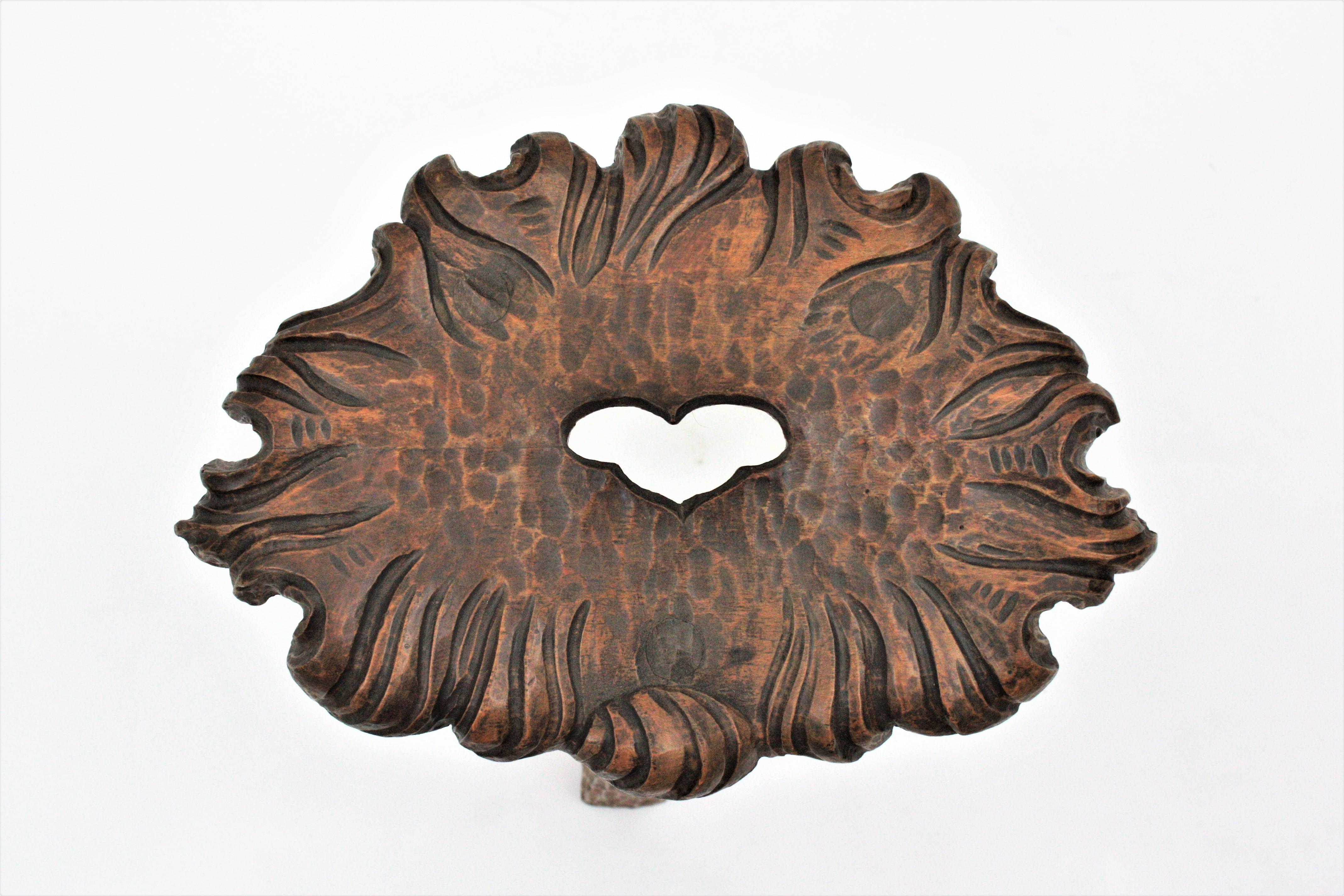 Tabouret tripode ou table d'appoint en bois rustique espagnol en vente 1