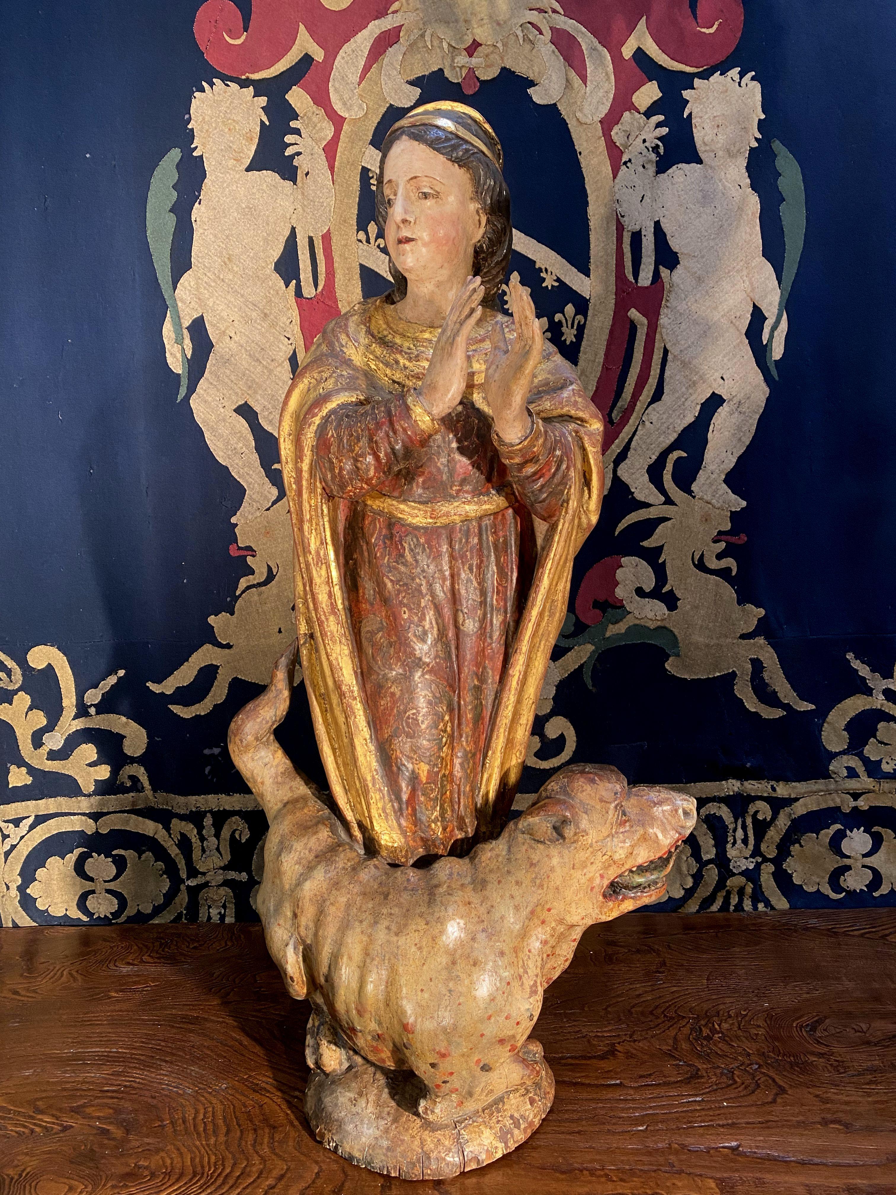 Geschnitzte spanische Skulptur der Heiligen Margaret und des mittelalterlichen Drachens aus dem späten 17. Jahrhundert (Handgeschnitzt) im Angebot