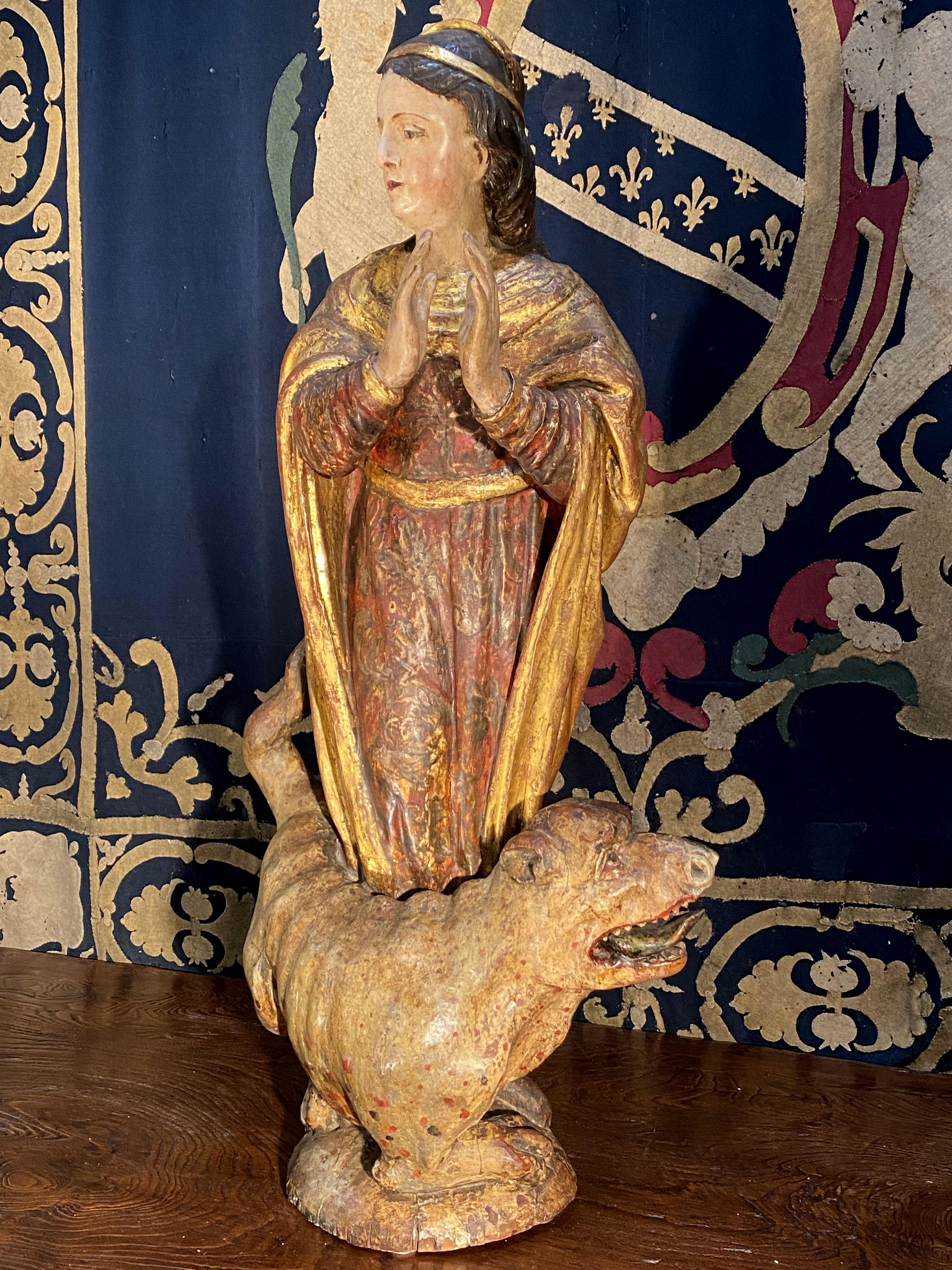 Geschnitzte spanische Skulptur der Heiligen Margaret und des mittelalterlichen Drachens aus dem späten 17. Jahrhundert (Holz) im Angebot