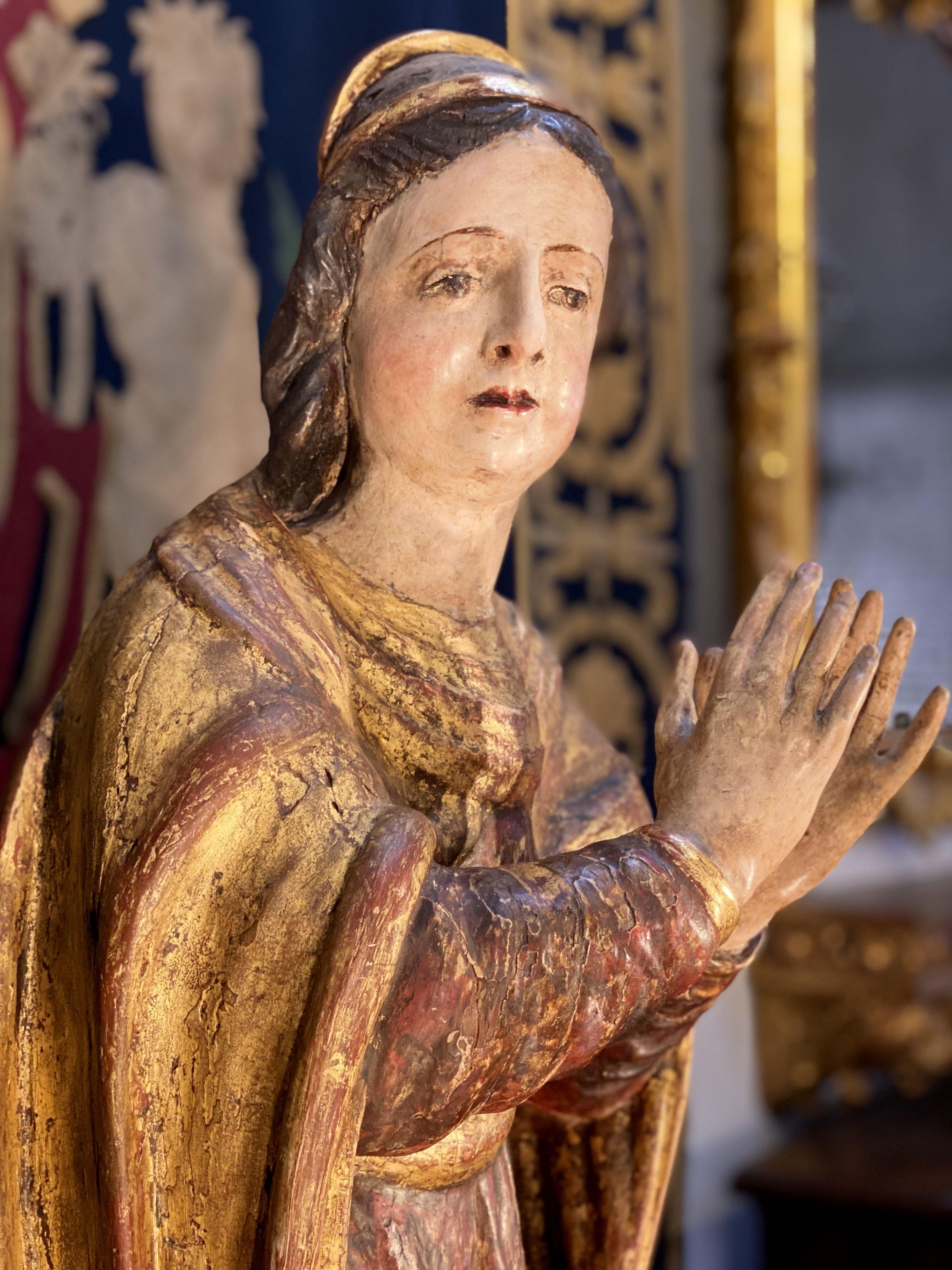 Geschnitzte spanische Skulptur der Heiligen Margaret und des mittelalterlichen Drachens aus dem späten 17. Jahrhundert im Angebot 1