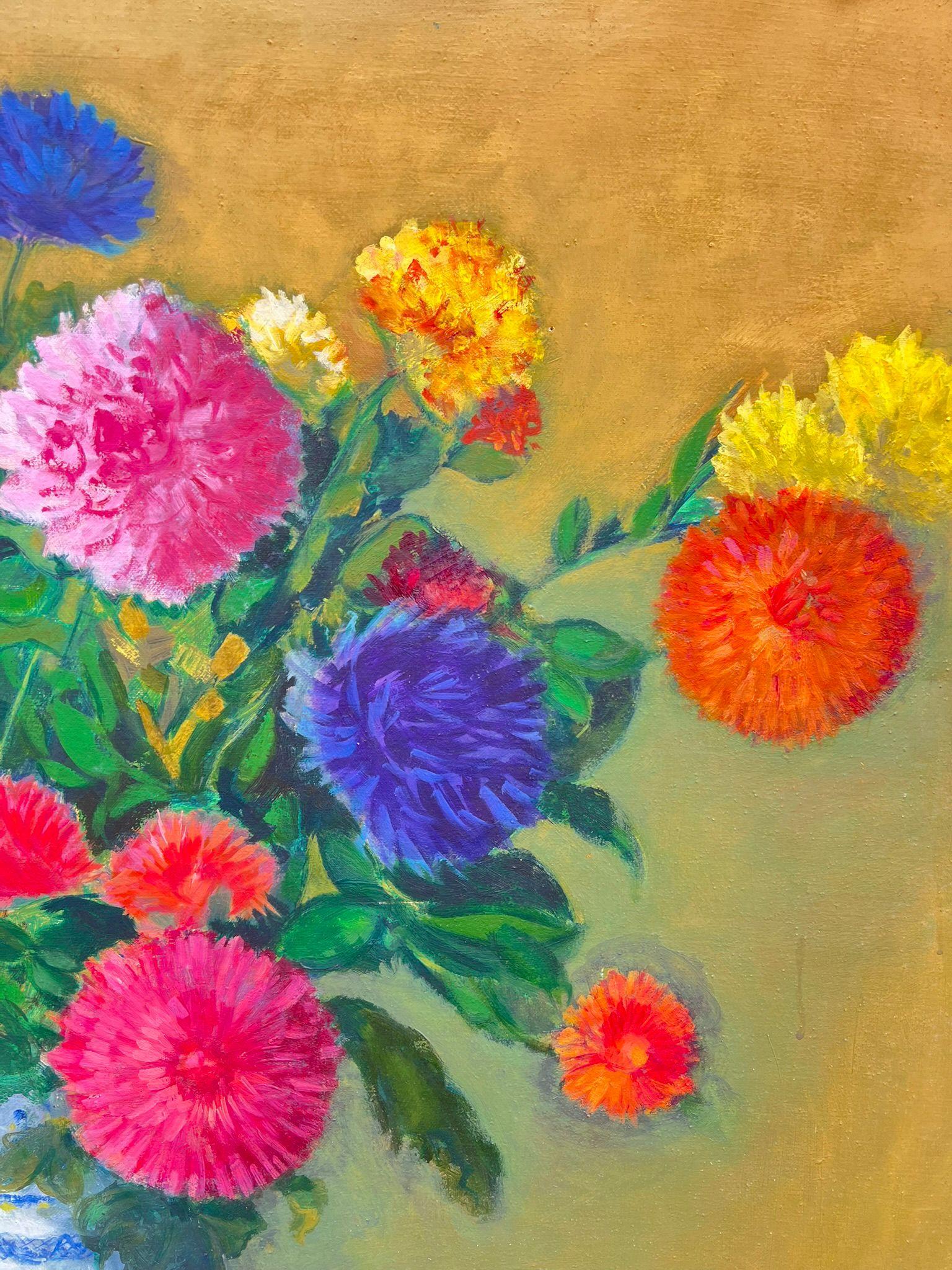 Riesiges Stillleben des 20. Jahrhunderts Helle bunte Blumen in blau-weißer Vase im Angebot 5
