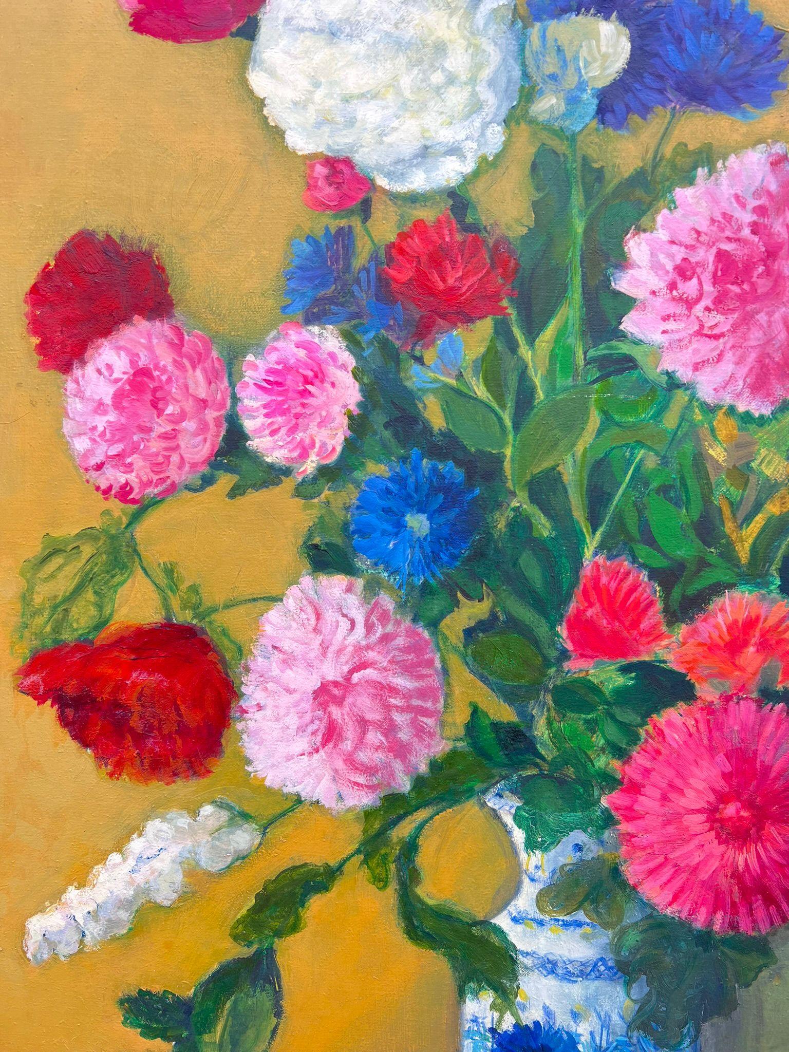 Riesiges Stillleben des 20. Jahrhunderts Helle bunte Blumen in blau-weißer Vase (Braun), Still-Life Painting, von Spanish School