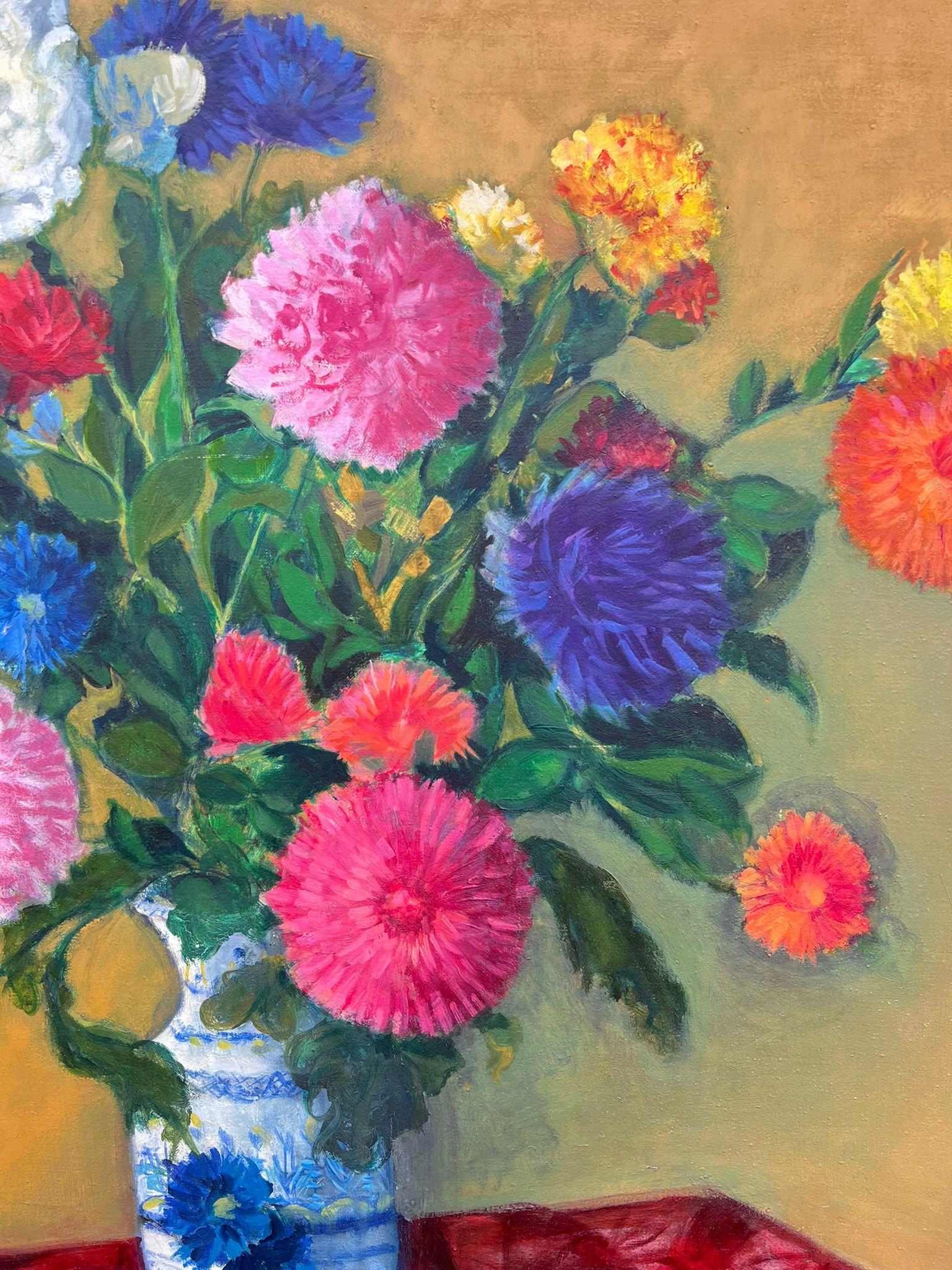 Riesiges Stillleben des 20. Jahrhunderts Helle bunte Blumen in blau-weißer Vase im Angebot 1
