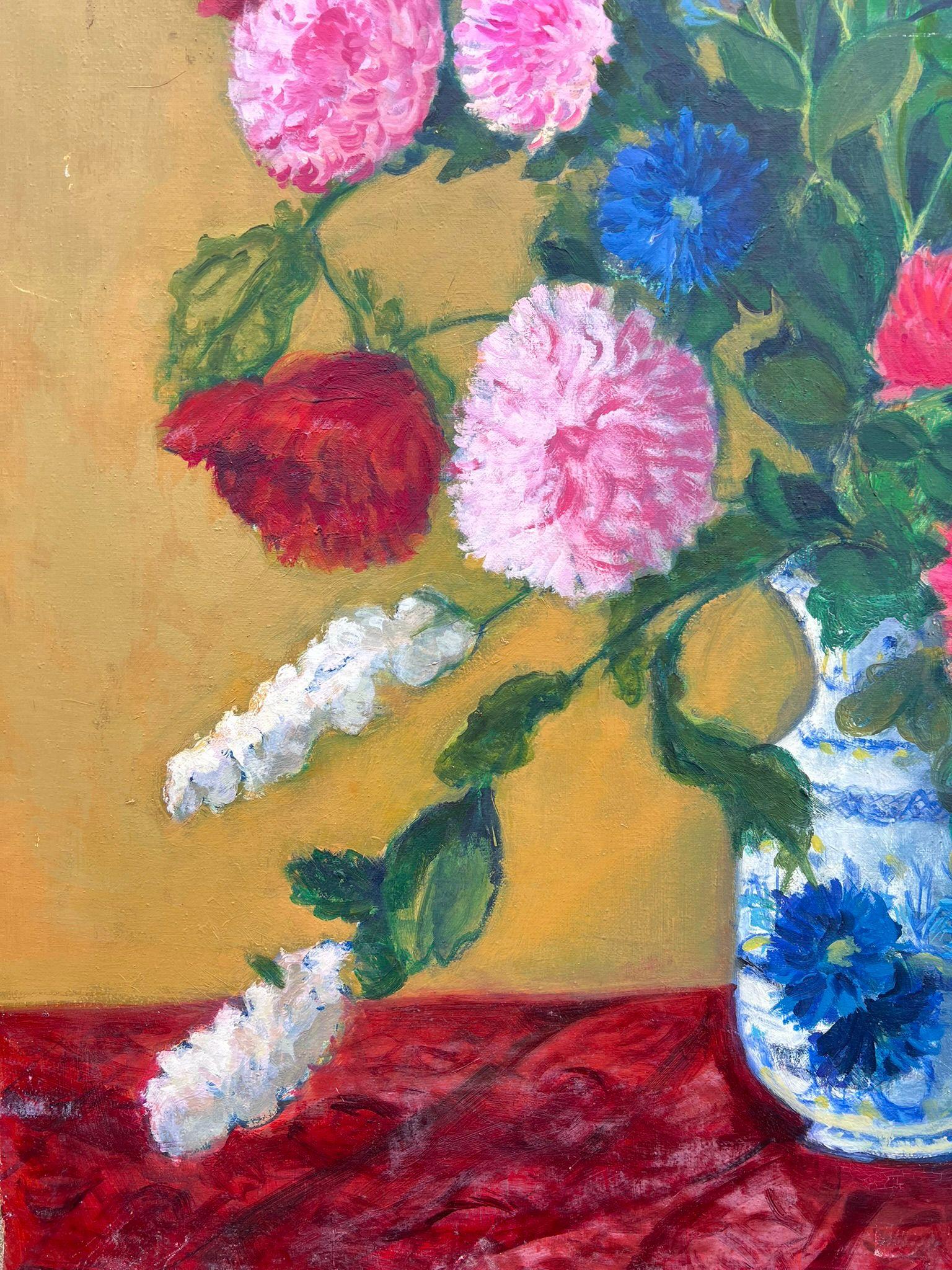 Riesiges Stillleben des 20. Jahrhunderts Helle bunte Blumen in blau-weißer Vase im Angebot 2