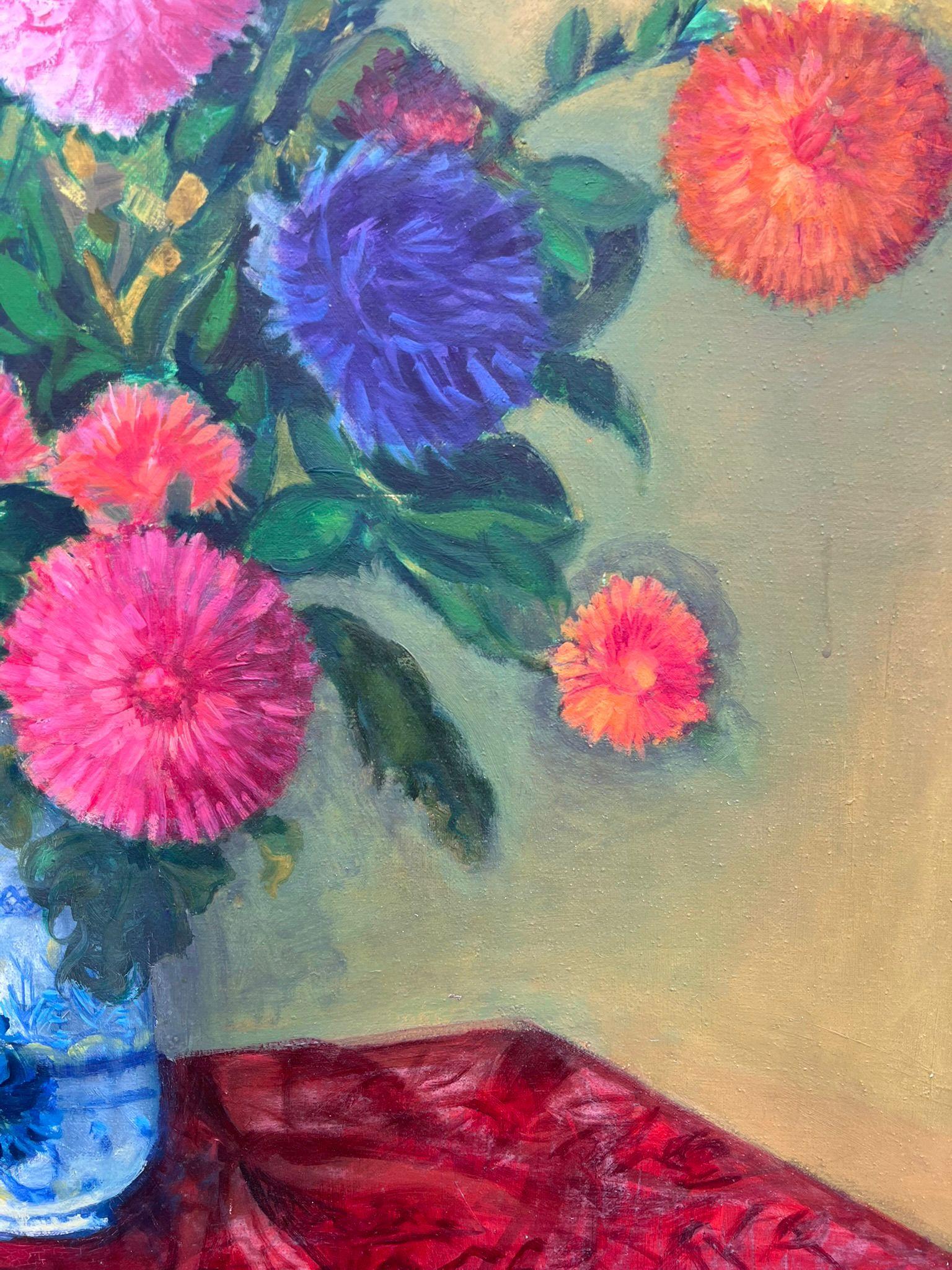 Riesiges Stillleben des 20. Jahrhunderts Helle bunte Blumen in blau-weißer Vase im Angebot 3