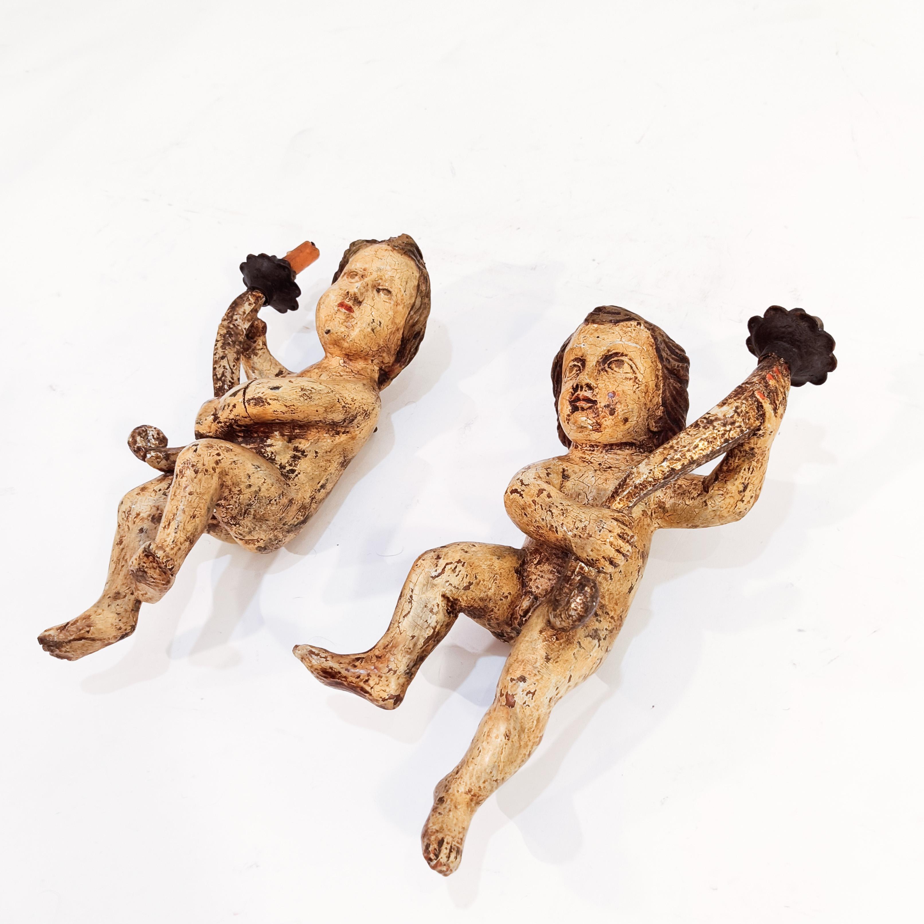 Intagliato a mano Spanish School. Putti da parete policromi con portacandele, Spagna, XVIII secolo. in vendita