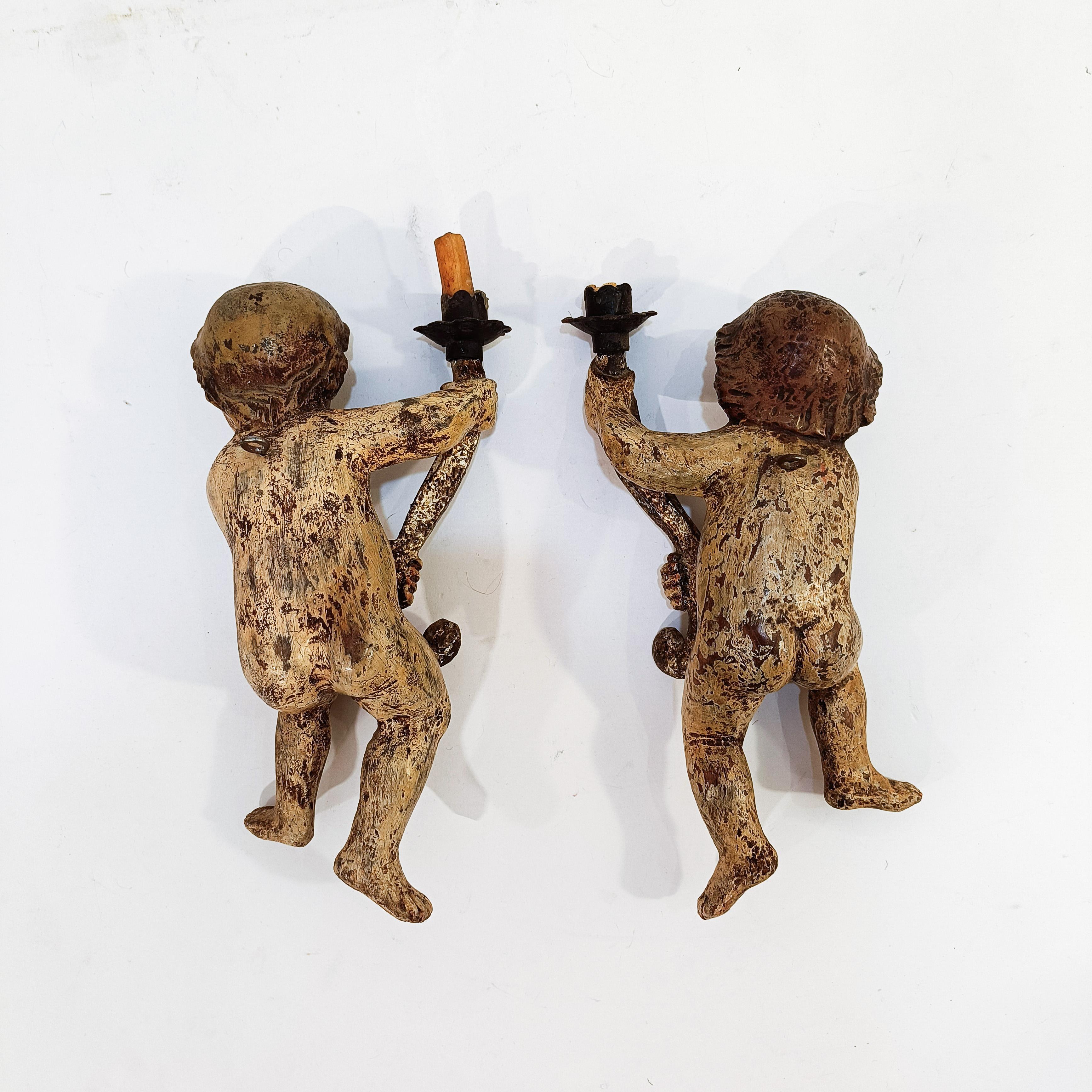 Fino al XVIII secolo Spanish School. Putti da parete policromi con portacandele, Spagna, XVIII secolo. in vendita