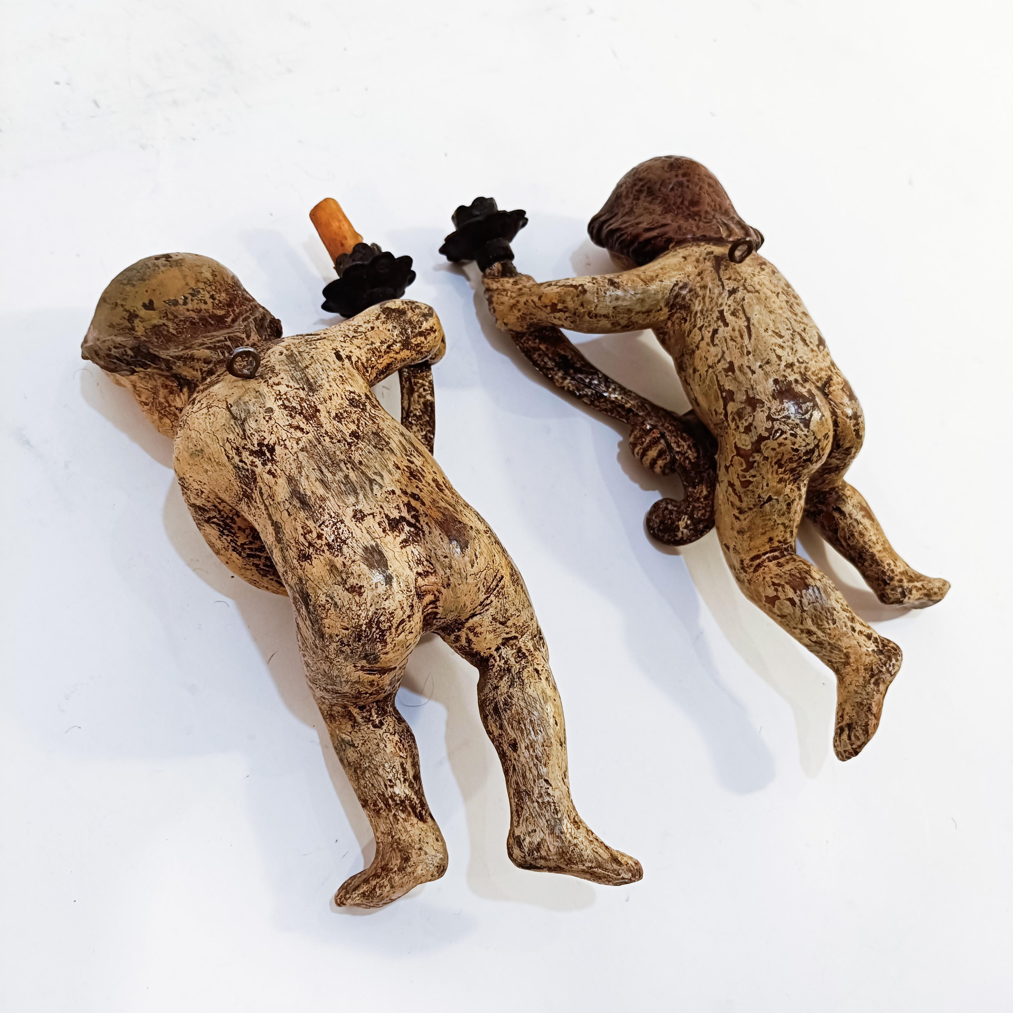 Metallo Spanish School. Putti da parete policromi con portacandele, Spagna, XVIII secolo. in vendita